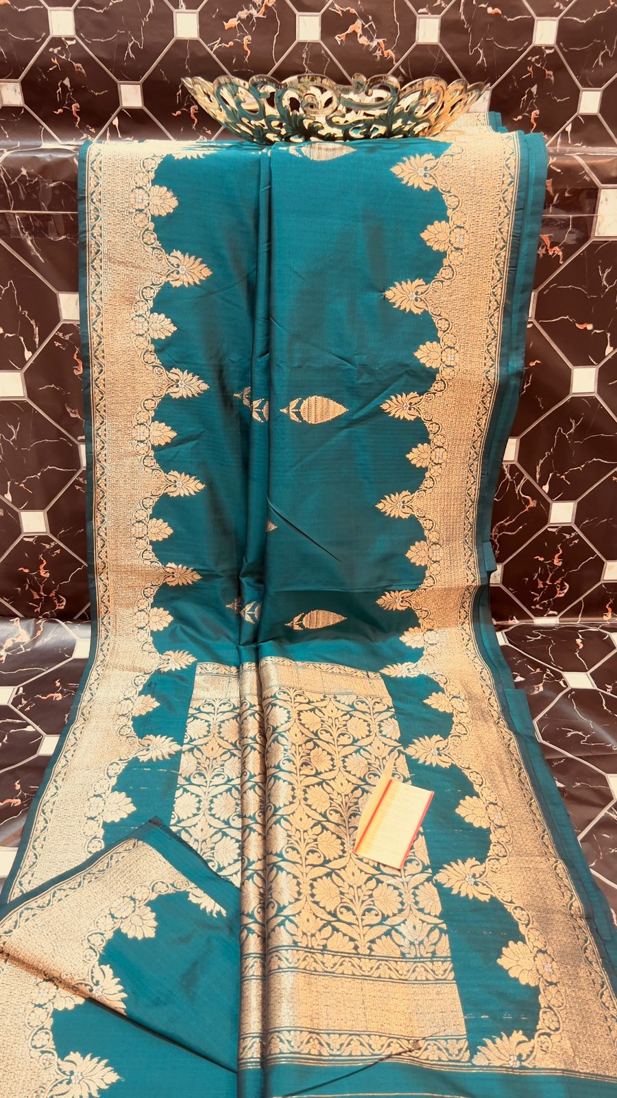 Exclusive Pure Katan Silk Handloom Saree
All-Over Alfi Boota | Kaduwa Border | Pista Zari Work
Rich Pallu | Running Blouse | Silk Mark Certified
Lightweight, Smooth & Soft