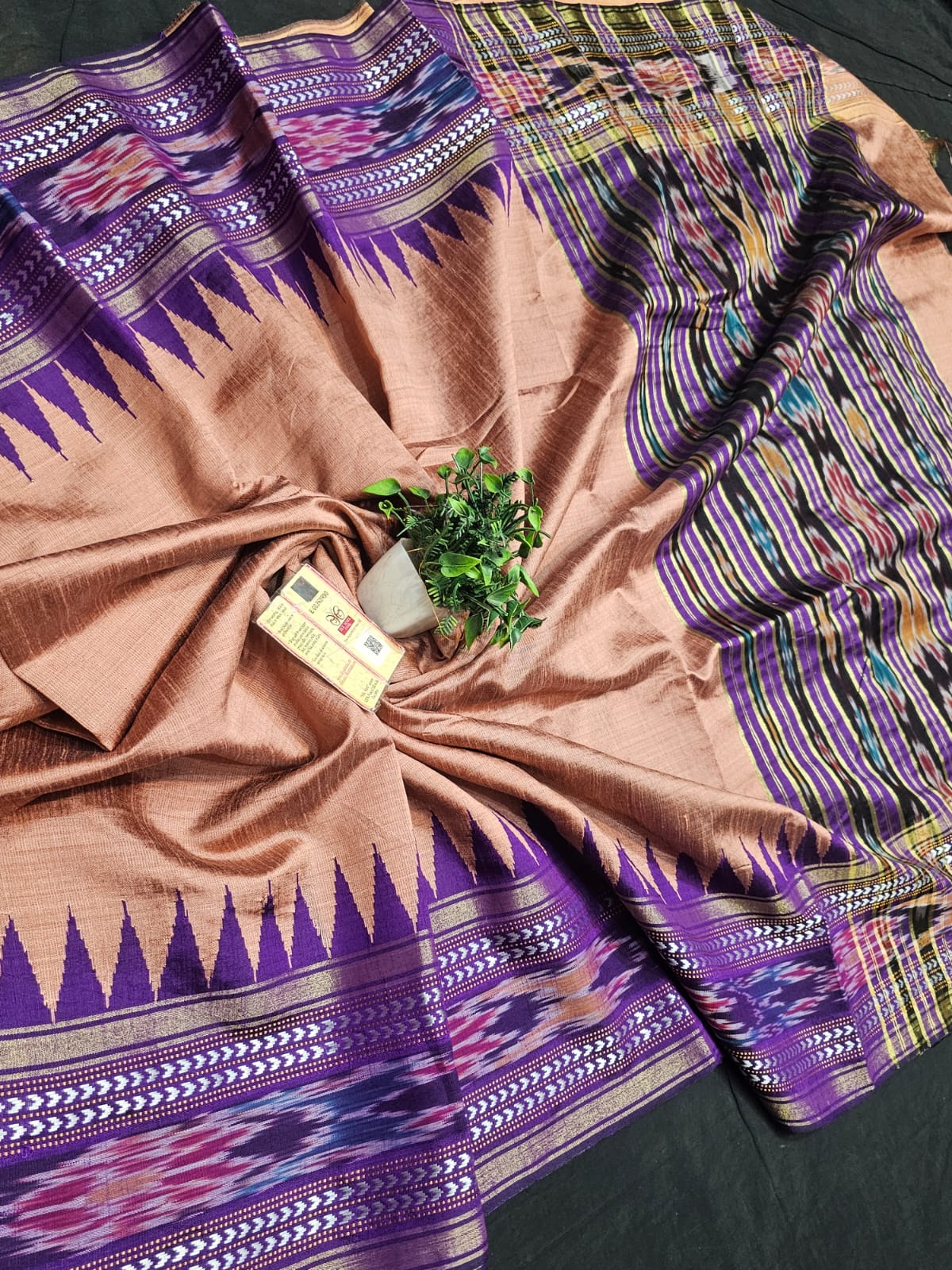 High demanding design
*Pure Raw silk Handlloom ikkat and vidarbha (karvati kinar) temple border saree or ikkat pallu with contrast blouse*
silkmark certified