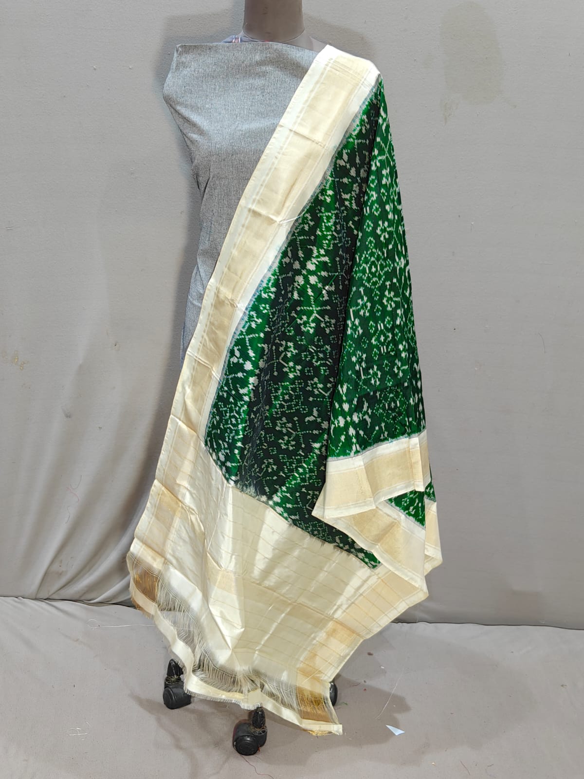 Pochampally IKKAT SILK duppata*
🎉*Length: 2.5 meters*
🎉*Height: 36 inches*