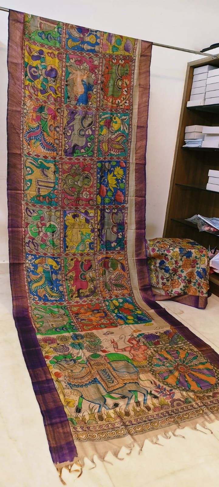 *Kalamkari on Tussar Silk*
*Pen kalamkari*
*Pure desi tusser silk and with hand painted sarees*
*Length: 6.5 mtr*
*Width 45 inch*