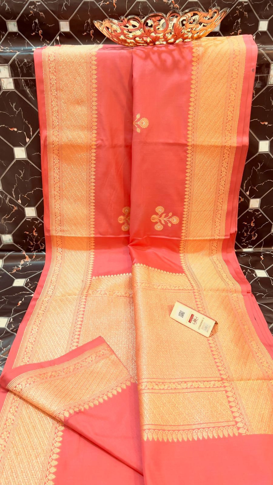 Exclusive Pure Katan Silk Handloom Saree
All-Over Alfi Boota | Kaduwa Border | Pista Zari Work
Rich Pallu | Running Blouse | Silk Mark Certified
Lightweight, Smooth & Soft