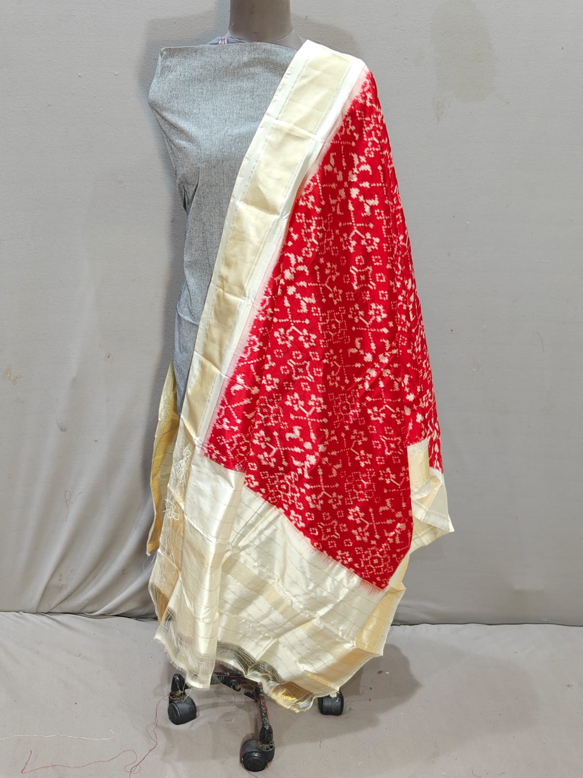 Pochampally IKKAT SILK duppata*
🎉*Length: 2.5 meters*
🎉*Height: 36 inches*