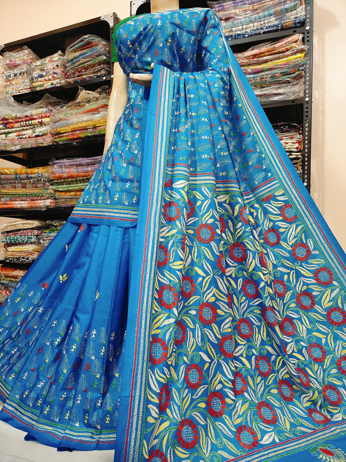 Traditional Shantiniketan hand Kanthastitch saree On
Belendend bangalore silk Material
With Kanthastitch Work Bp