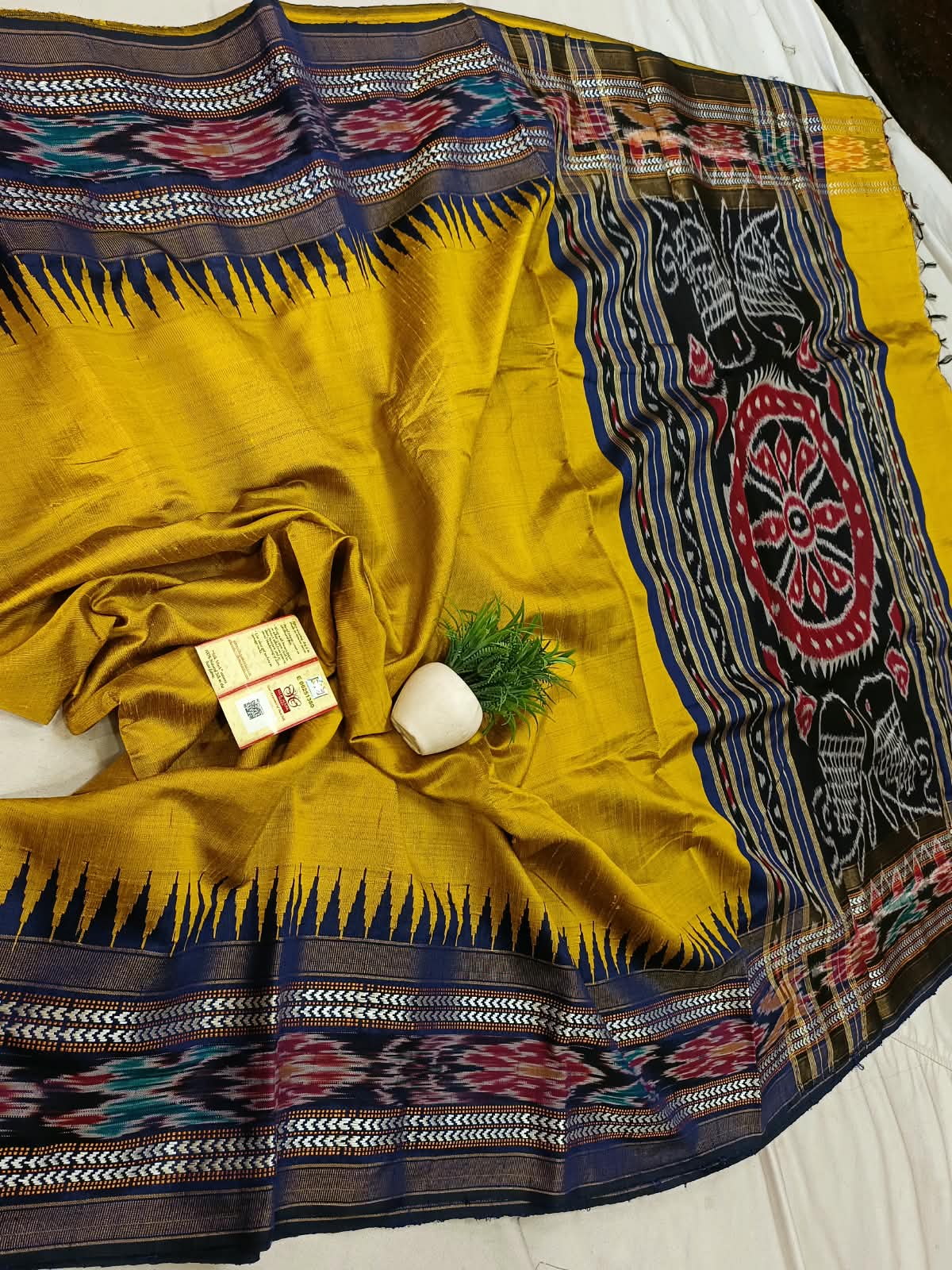*Pure raw silk handloom Ikkat and vidarbha temple border saree with contrast blouse*
Pure raw silk saree
Silk mark certified
Handloom made
Best quality