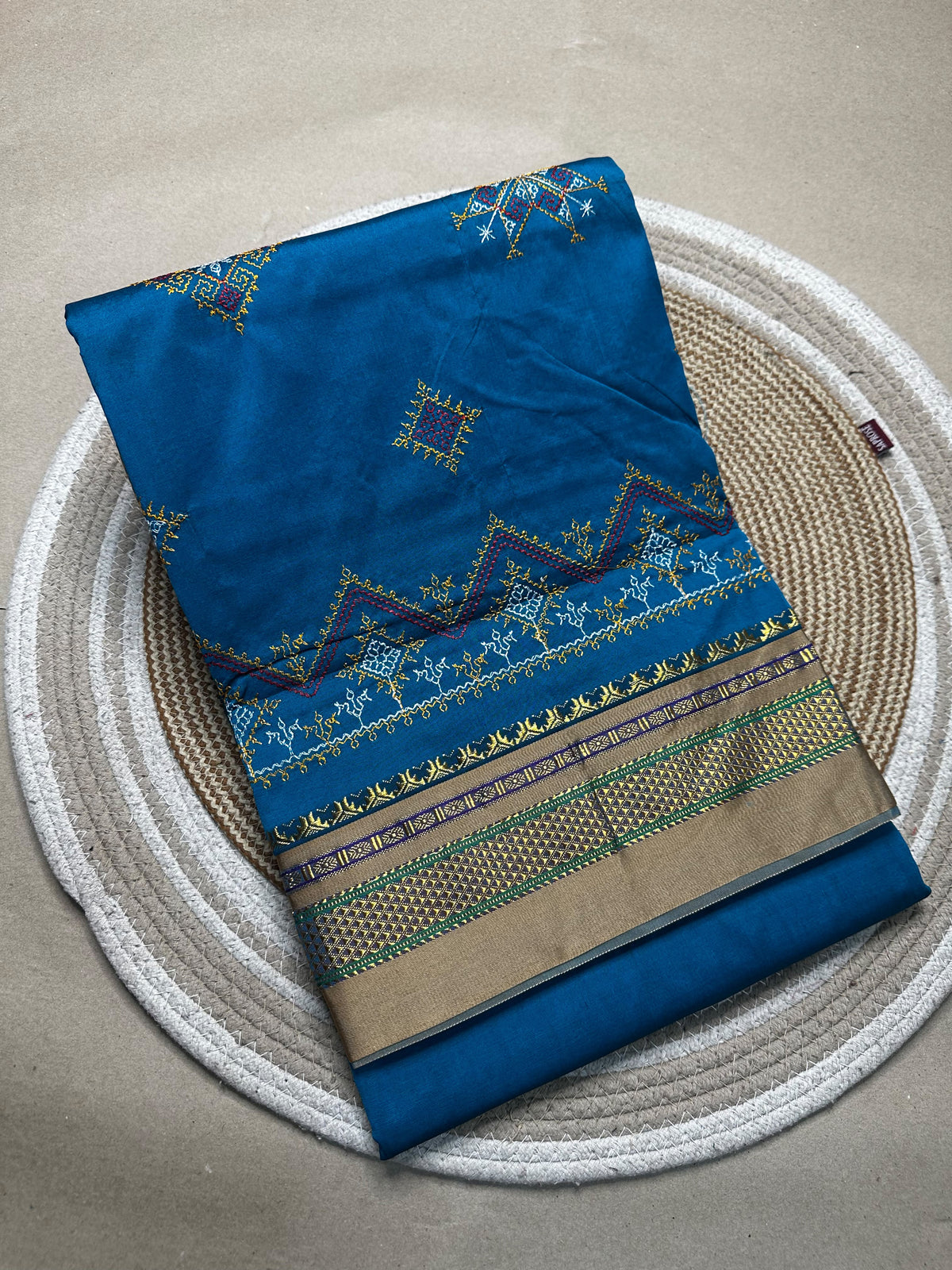 Material - shiny Maserised blended blended silk
Border - chikki paras
Saree Name -ilkal special kasuti saree
Pallu -patti pallu
Blouse -running
Handloom -no
Saree length- 6.2