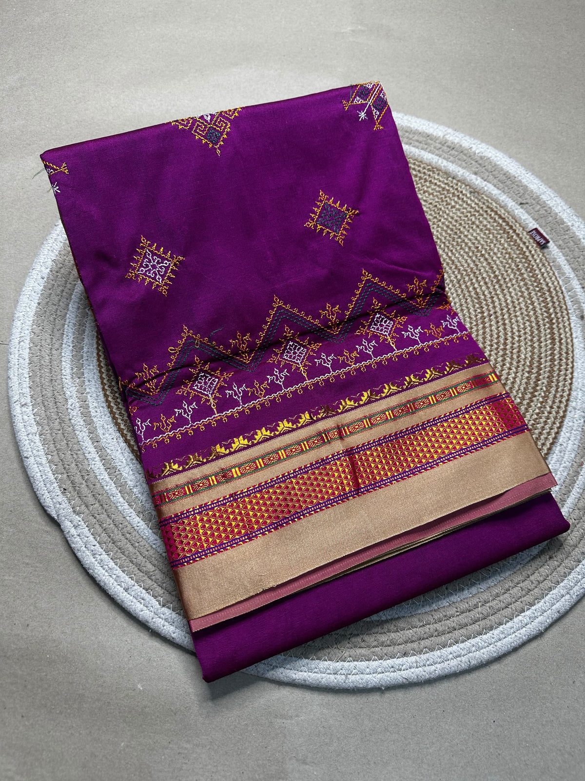 Material - shiny Maserised blended blended silk
Border - chikki paras
Saree Name -ilkal special kasuti saree
Pallu -patti pallu
Blouse -running
Handloom -no
Saree length- 6.2