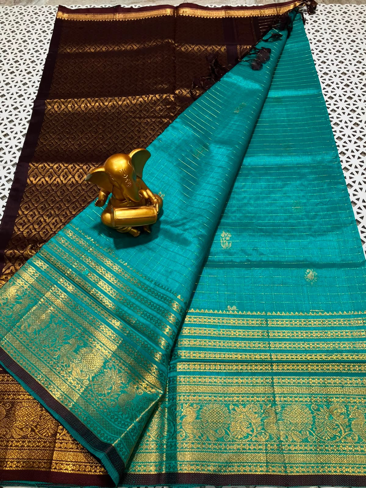 *Material*:Mangalagiri Pattu by cotton
*Model*:Kanchi border checks and butta Pattu sarees
Contrast pallu and blouses
Running pallu and blouses