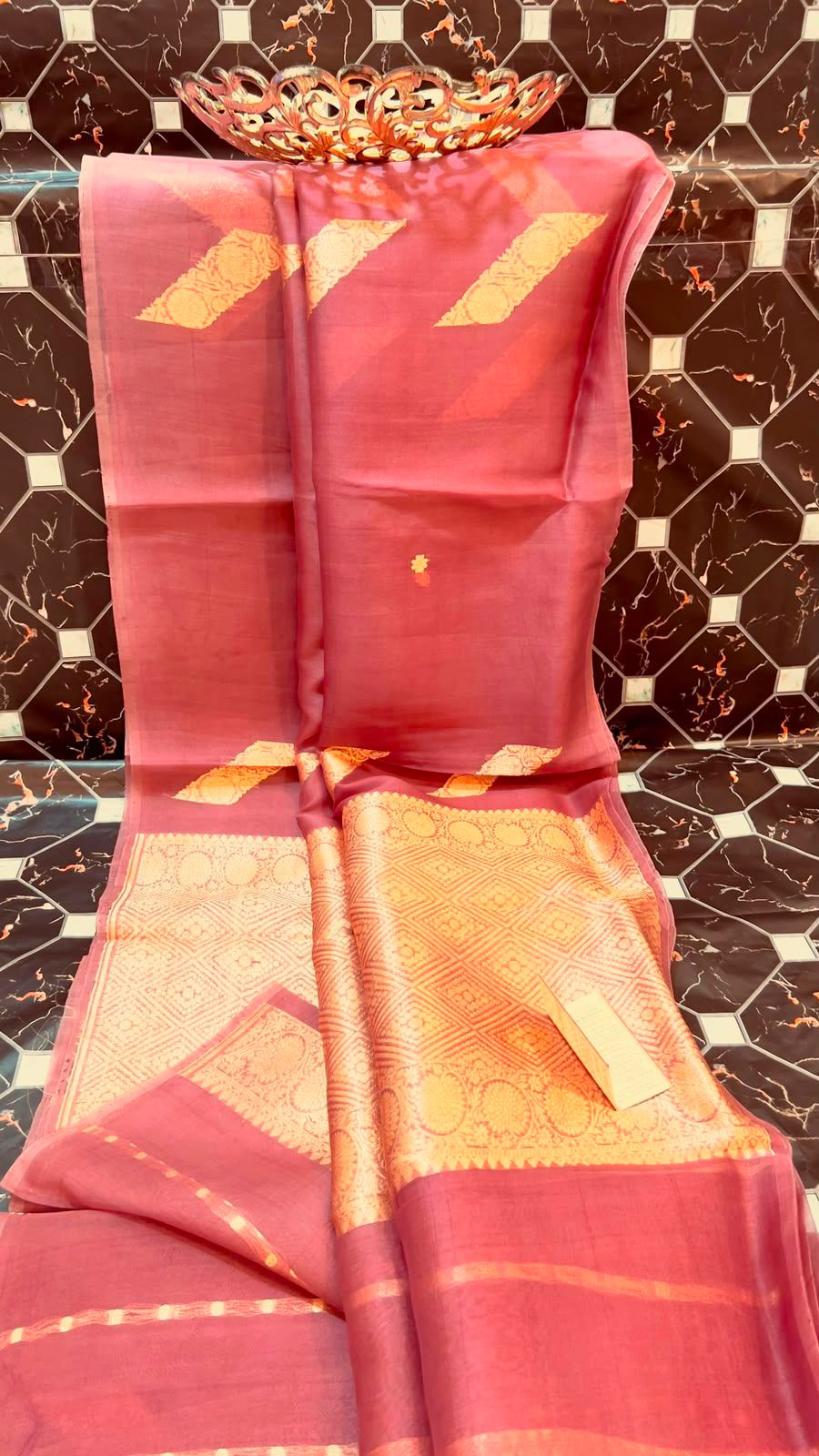 Exclusive Pure Katan Silk Handloom Saree
All-Over Alfi Boota | Kaduwa Border | Pista Zari Work
Rich Pallu | Running Blouse | Silk Mark Certified
Lightweight, Smooth & Soft