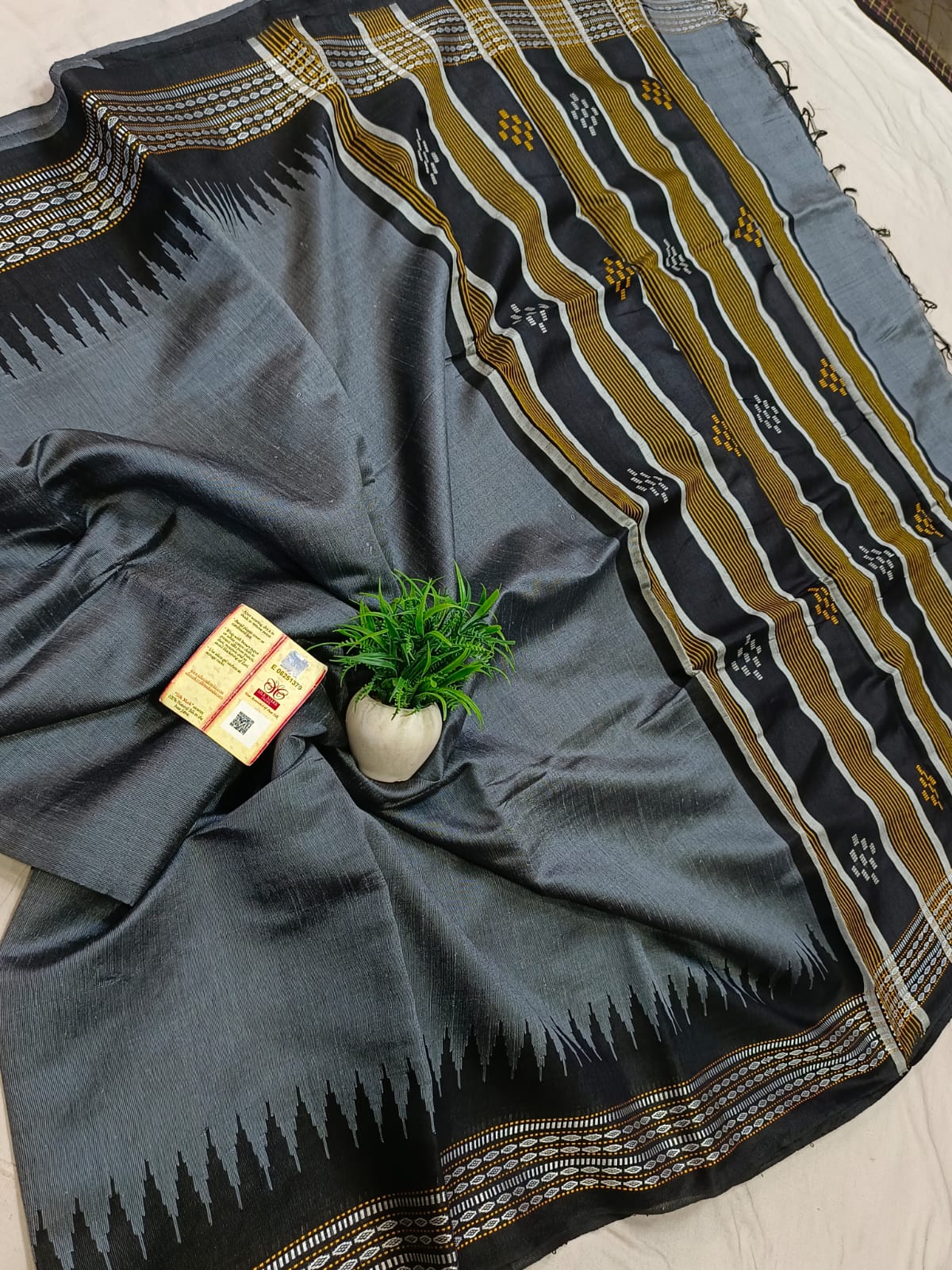 *Pure raw silk handloom Ikkat and vidarbha temple border saree with contrast blouse*
Pure raw silk saree
Silk mark certified
Handloom made
Best quality
Ready to despatch