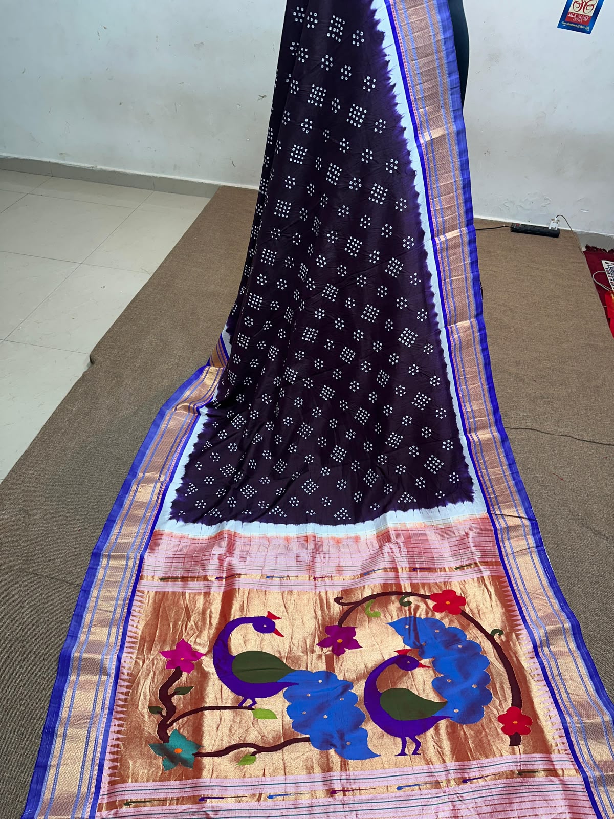 Handmad bandhni
on pure.silk
handwoven paithani