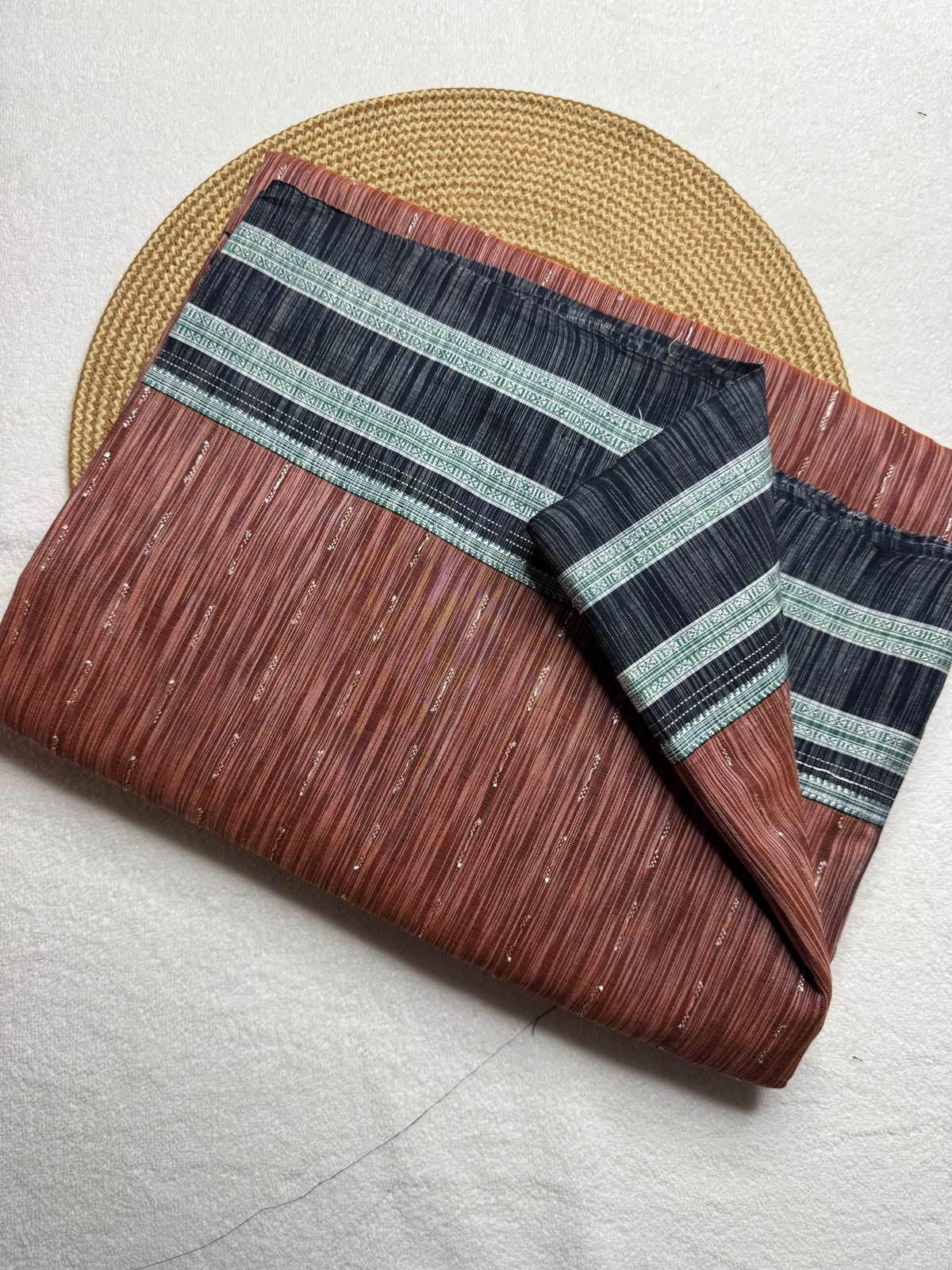 Cotton saree Chikki paras
Material - cotton by cotton
Border - Chikki border
Saree Name - Ilkal cotton Chikki sarees
Pallu - silk pallu
Blouse -running
Handloom -yes
Saree length- 6.2