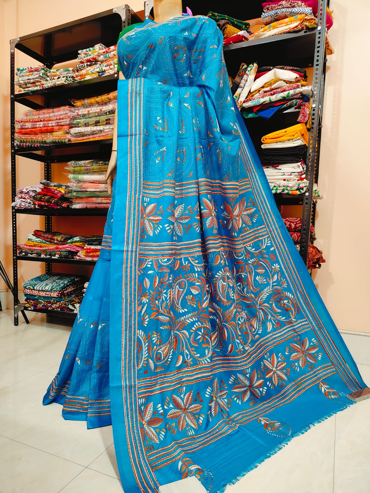 Traditional Shantiniketan hand Kanthastitch saree On
Belendend bangalore silk Material
With Kanthastitch Work Bp