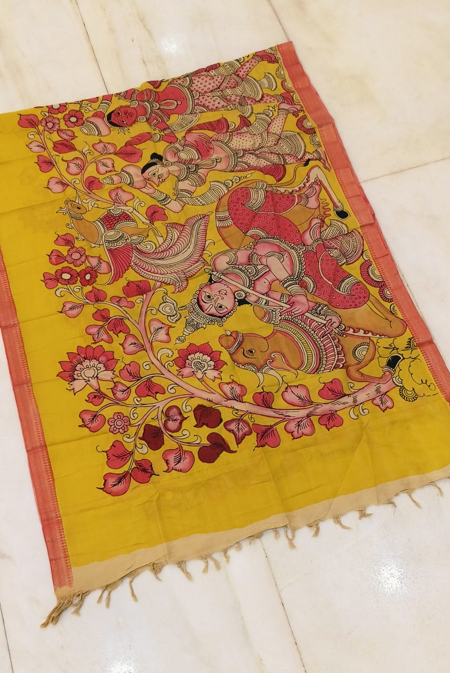 *Mangagiri silk duppatas*
*Pen kalamkari*
*Hand drawn hand painted*
*Length 2.25 mtr*
*Width: 36 inch*