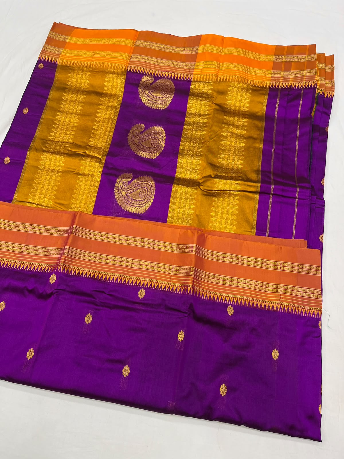 *Narayanpeth silk saree*
Running blouse
Shoulder butti
Pure silk
*Price: 6300/- + ship*