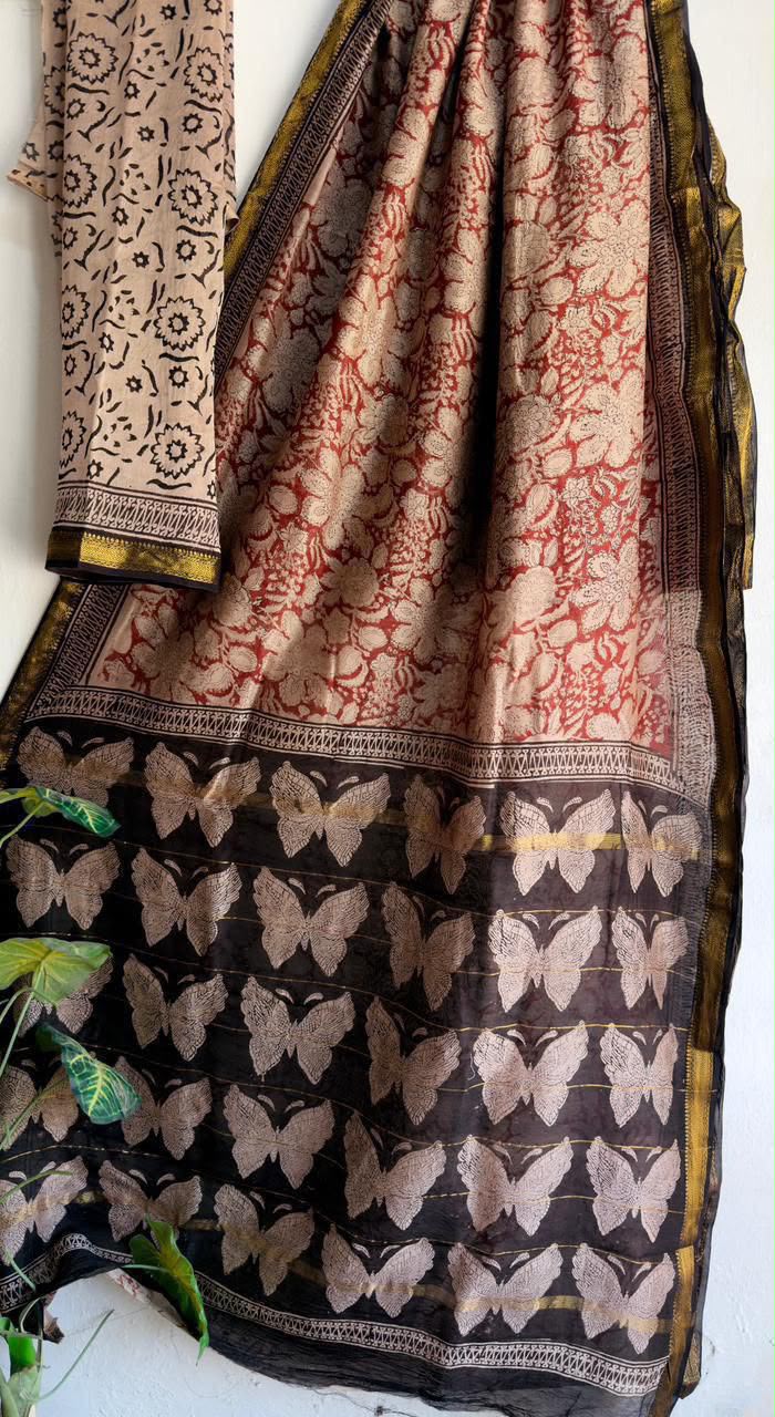 🍁Beautifully Crafted Maheshwari Silk Saree collection🍁
Specially Designed in Bagru jahota rapid dabu hand block print
100% Natural Dye
Fabric : Maheshwari Silk
Length : 5.5 Meters
Blouse Piece : 0.90 Meter