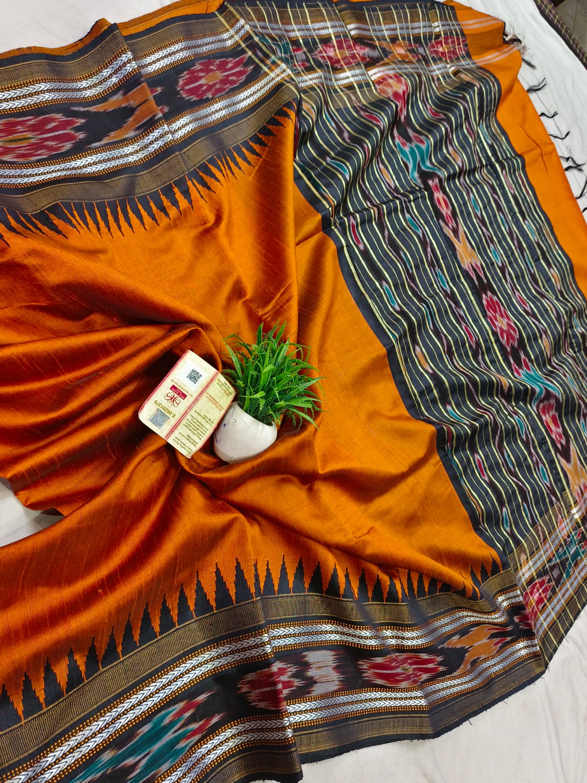 *Pure raw silk handloom Ikkat and vidarbha temple border saree with contrast blouse*
Pure raw silk saree
Silk mark certified
Handloom made
Best quality
Ready to despatch
