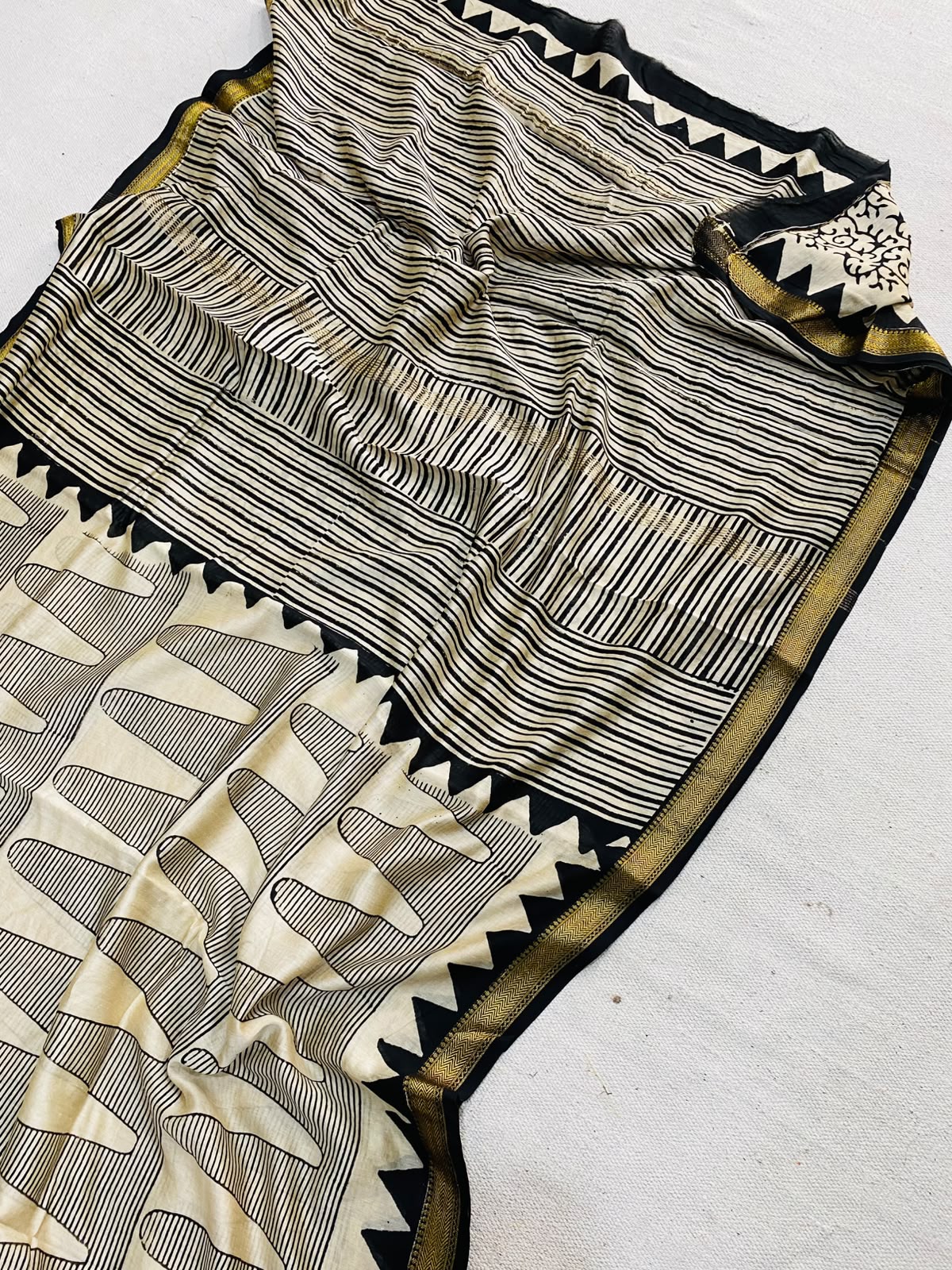 Let’s Wear #ethicallymade✅
🍁Beautifully Crafted Maheshwari Silk Saree collection🍁
Specially Designed in Bagru jahota rapid dabu hand block print
100% Natural Dye
Fabric : Maheshwari Silk
Length : 5.5 Meters
Blouse Piece : 0.90 Meter
