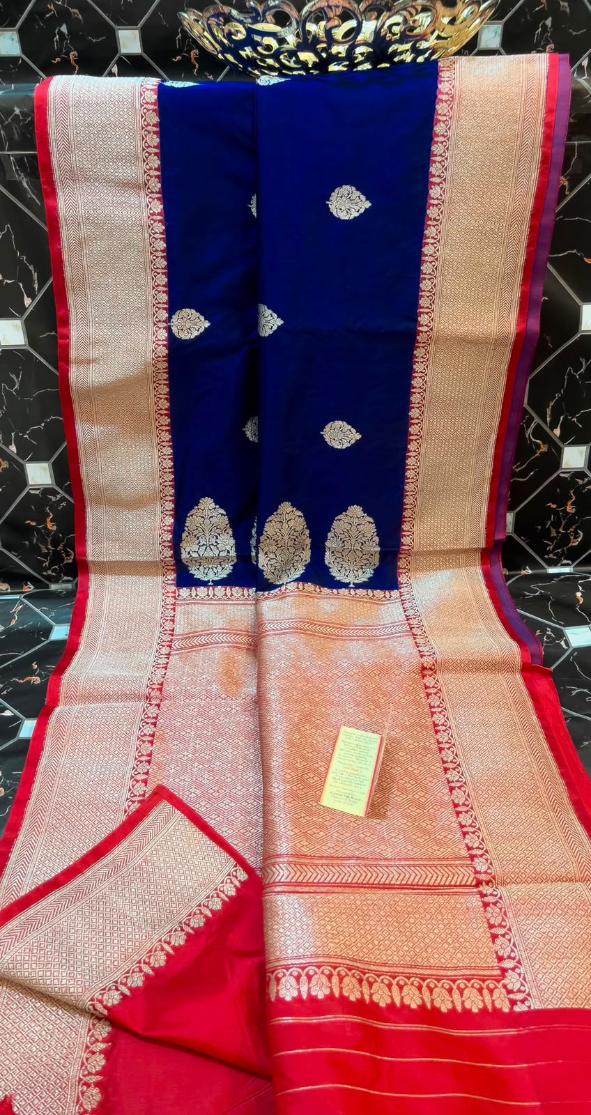BIG OFFER | EXCLUSIVE HANDLOOM PURE KATAN SILK
• All-over Zari Booti & Koniya
• Antique Zari Kaduwa Border
• Rich Pallu
• Silk Mark Certified
• Lightweight
