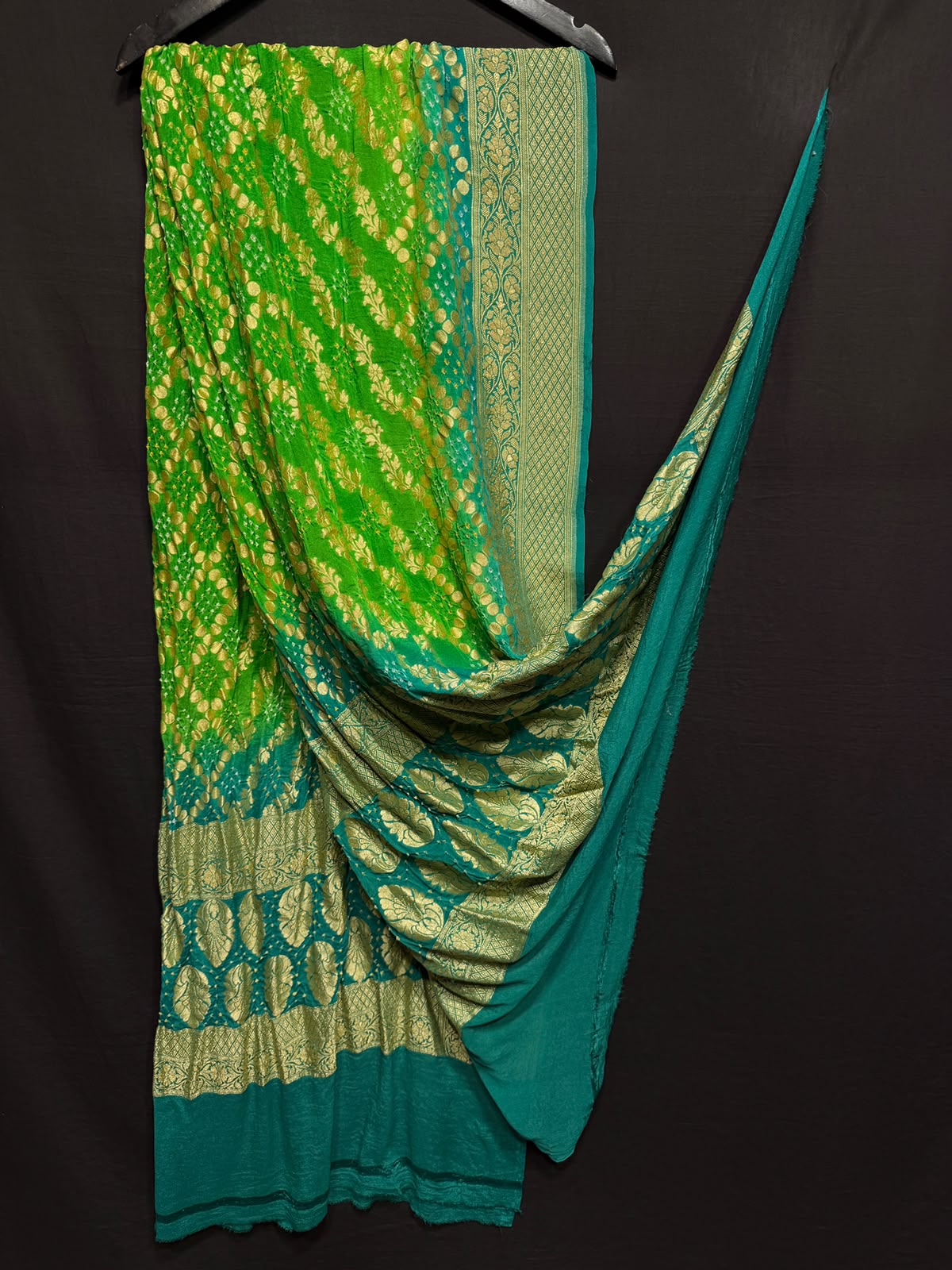 **Nim Zari Bandhej Dupatta**
- **Fabric:** handwoven Georgette
- **Design:** Beautiful Bandhej, Real Nimzari
- **Quality:** Best quality & colour
- ** colour:** pastel & Dark
**Description:**
- **Length:** 2.50 meters, full length
- **Use:** Dress & Lehenga Choli Dupatta