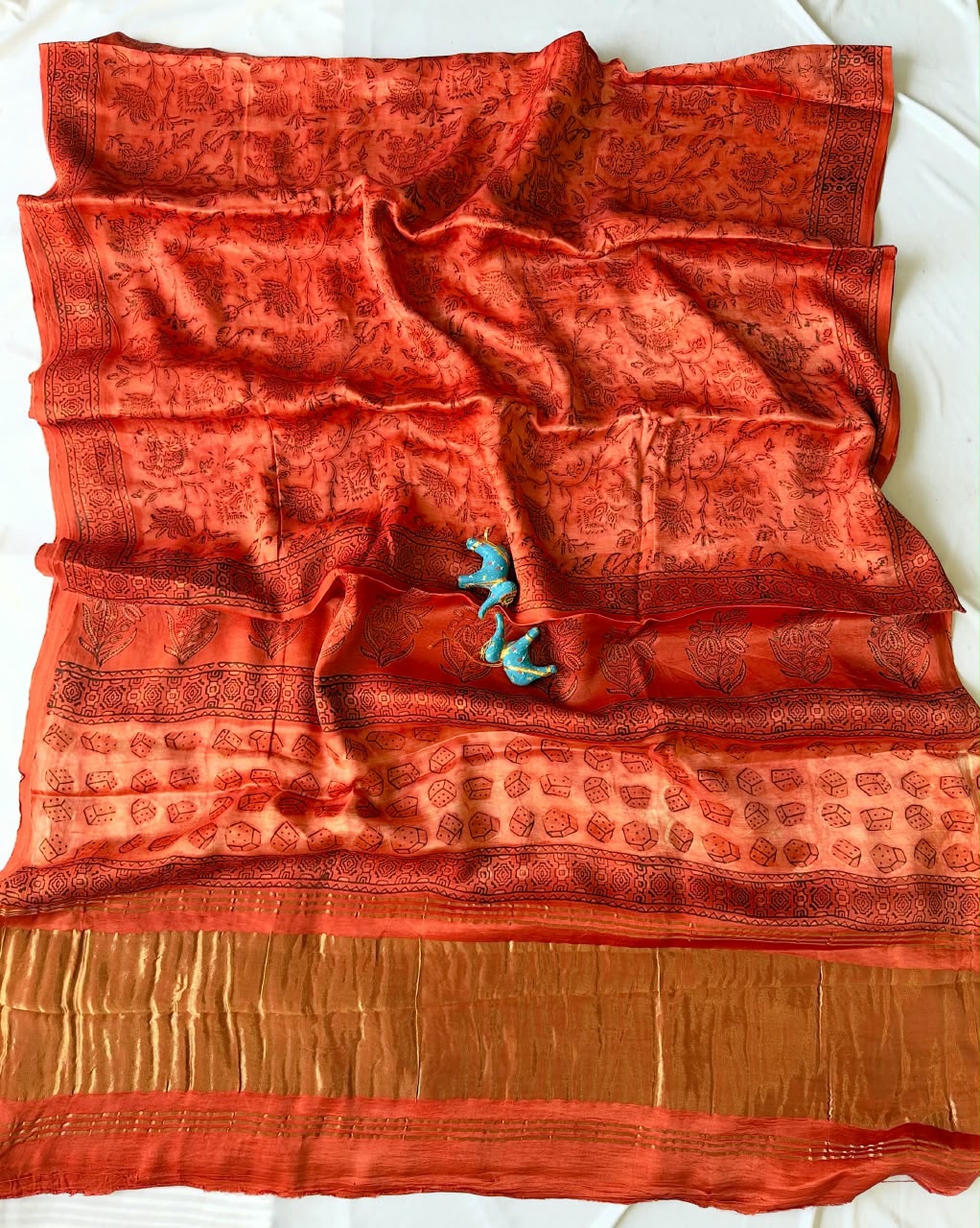 Expo quality *Pure 100% LAGDI PATTA MODAL Gajji Silk Saree*
Bagru handblock print
Ajrakh print & Rapid print
Print detail's
*Ayurveda Redefined Anar chilka*
*Nashpal dye Ajrakh print*
*Hand Block & dabu print*
Use only natural
(Pomegranate peel)
With beautiful printed blouse
Saree length:- 6.5m with blouse 👚
Premium quality