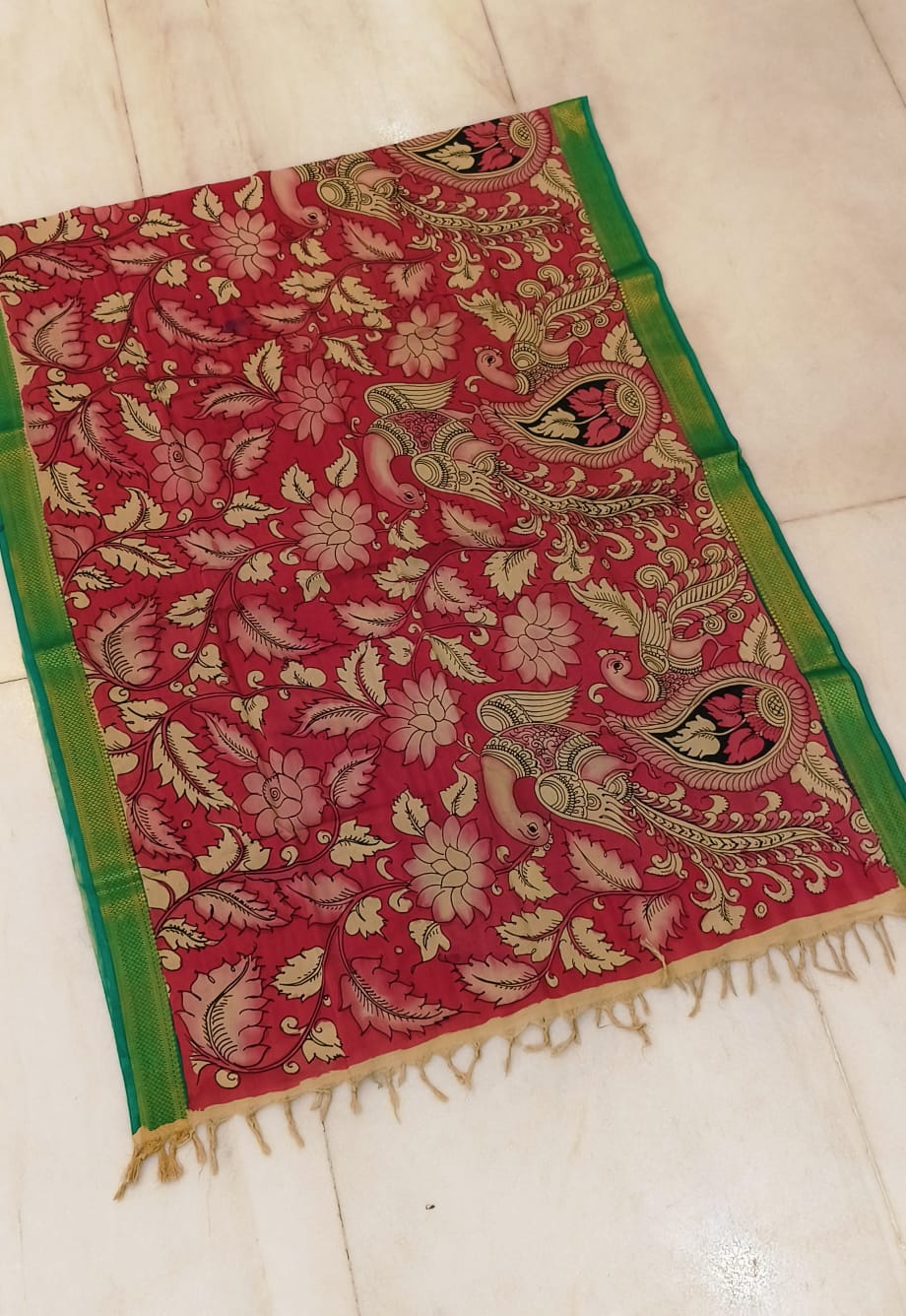*Mangagiri silk duppatas*
*Pen kalamkari*
*Hand drawn hand painted*
*Length 2.25 mtr*
*Width: 36 inch*