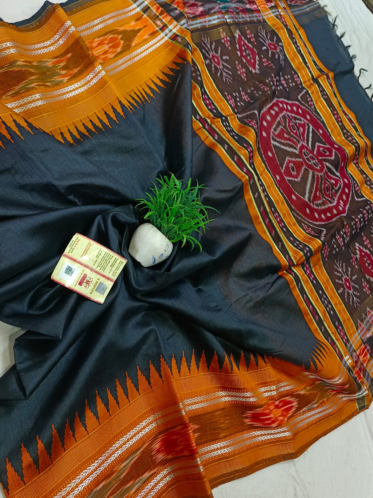 *Pure raw silk handloom Ikkat and vidarbha temple border saree with contrast blouse*
Pure raw silk saree
Silk mark certified
Handloom made
Best quality
Ready to despatch
