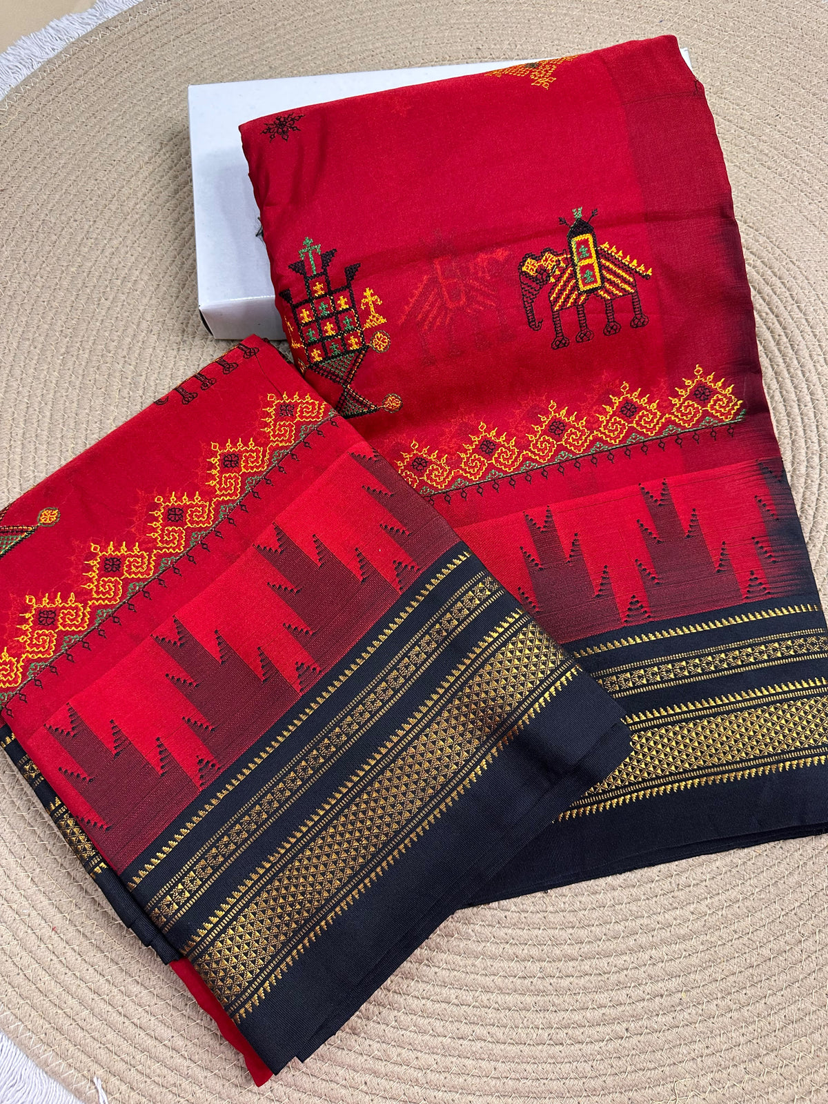 Material - Maserised cotton
Border - Temple border, Chikki Paras
Saree Name -Tana warpa kasuti saree
Pallu -Ilkal pallu
Blouse -contrast
Handloom -no
Saree length- 6.2