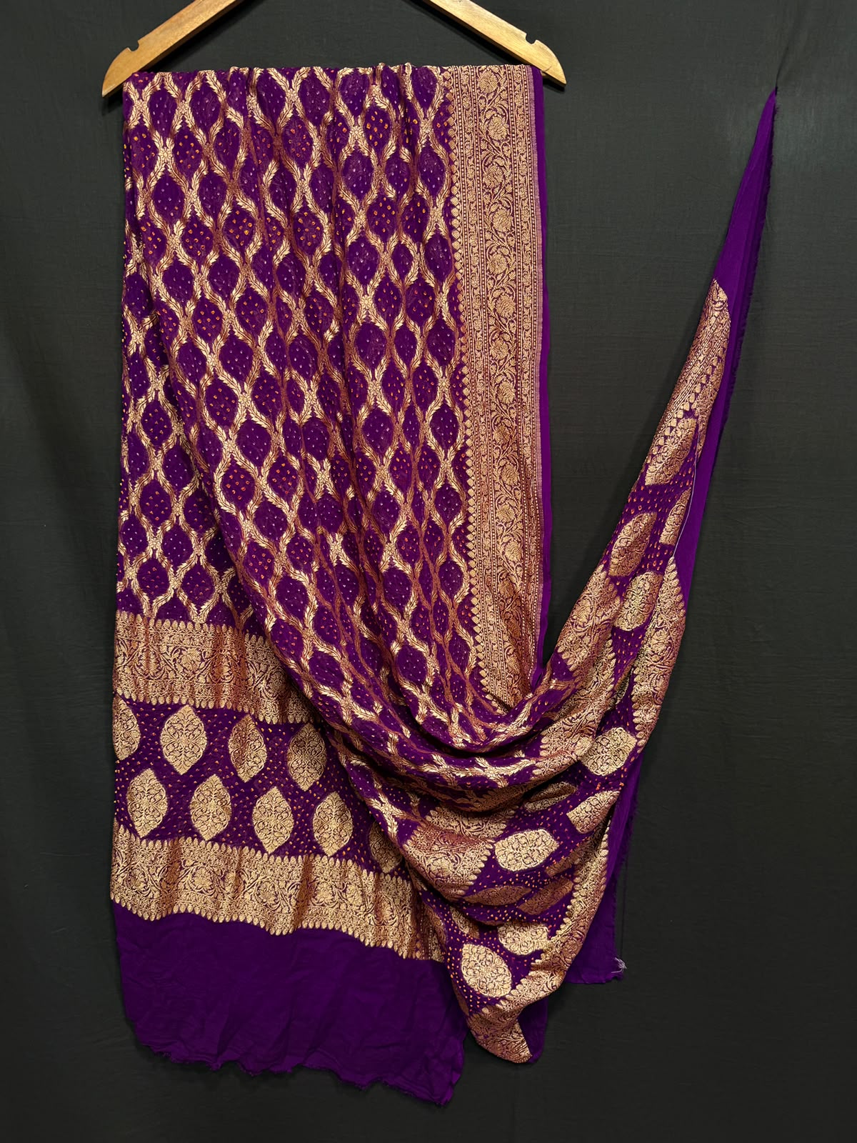 **Nim Zari Bandhej Dupatta**
- **Fabric:** handwoven Georgette
- **Design:** Beautiful Bandhej, Real Nimzari
- **Quality:** Best quality & colour
- ** colour:** pastel & Dark
**Description:**
- **Length:** 2.50 meters, full length
- **Use:** Dress & Lehenga Choli Dupatta