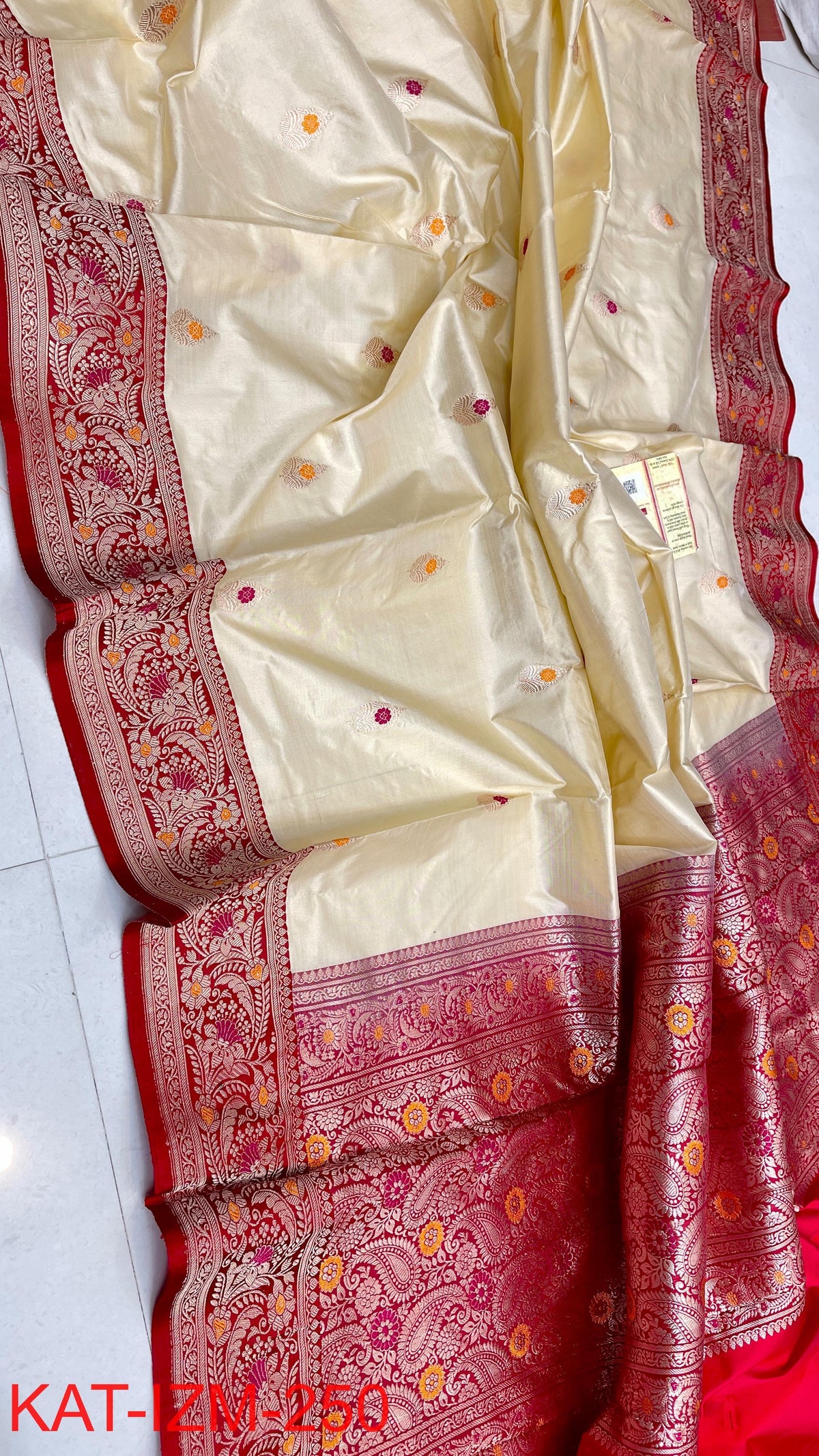 Pure Handloom banarasi KATAN **Checks +Meenakari* SAREE
*KATAN Checks + Meenakari*
Silk Sarees with antique Jari
*Rich Pallu
* Blouse with Border
* Smooth & Soft Fabric