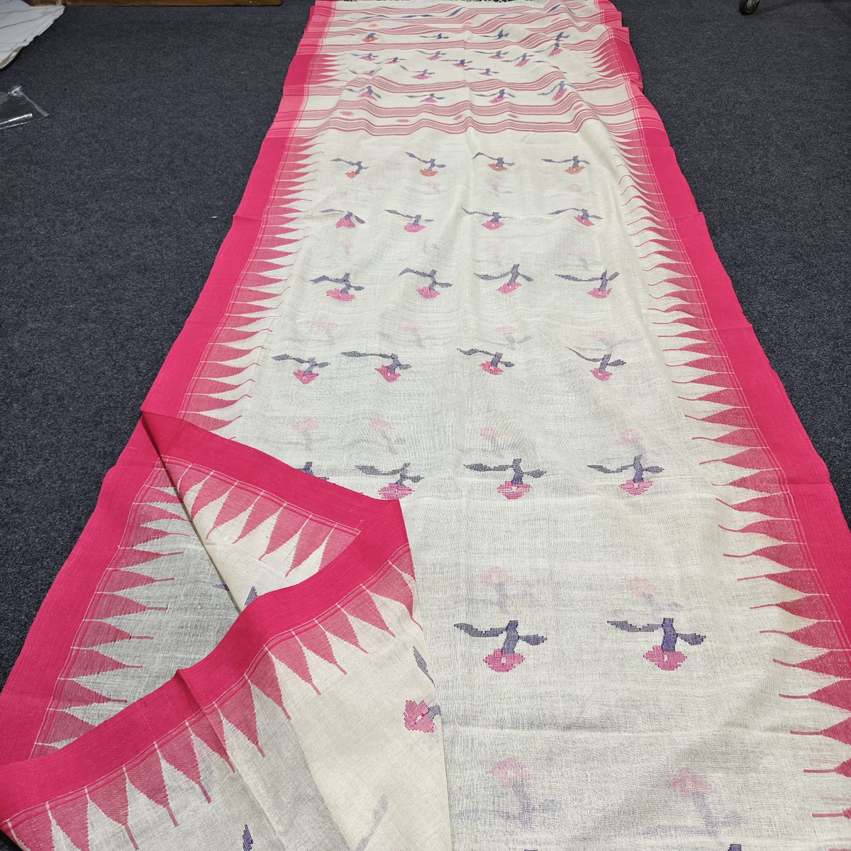 Authentic handloom
monipuri cotton saree
With bp