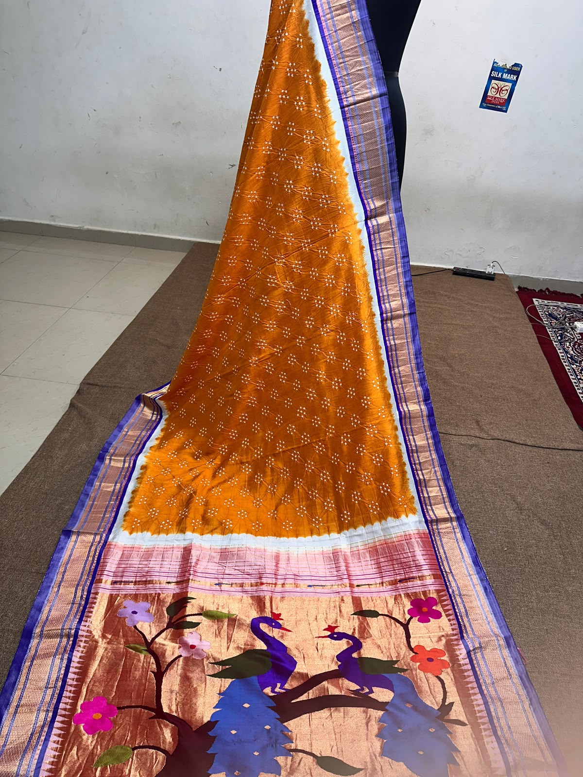 Handmad bandhni
on pure.silk
handwoven paithani