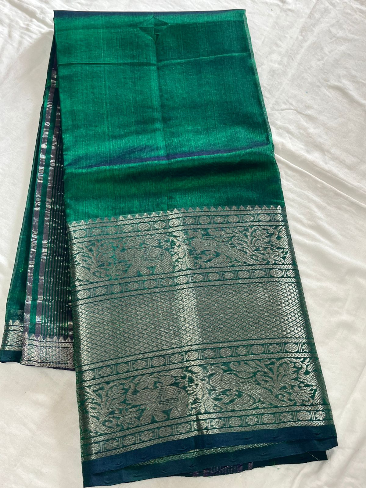 **Material **:- Mangalagiri handloom pattu by cotton (silk cotton)
**Mode **:- 400/50 big Kanchi border saree with all-over plain pattu and tick weavings sarees
Running zari lines pallu & plain blouse