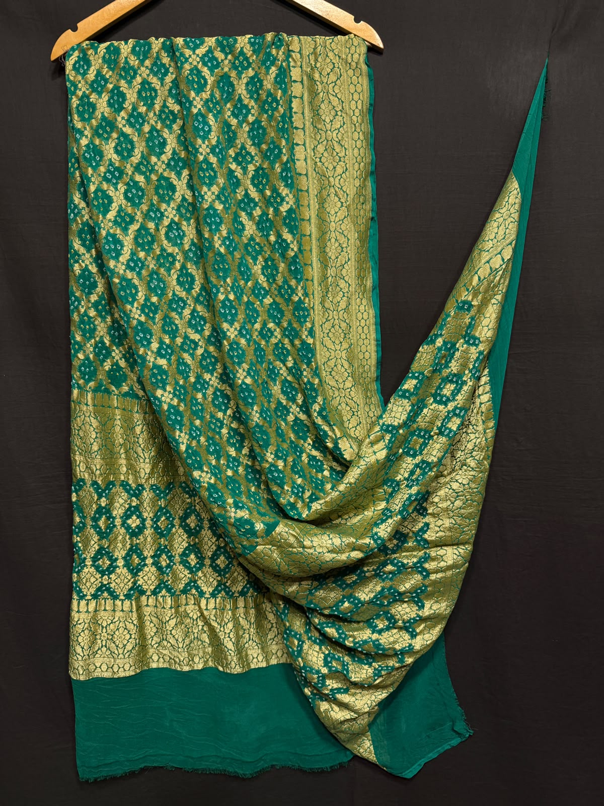 **Nim Zari Bandhej Dupatta**
- **Fabric:** handwoven Georgette
- **Design:** Beautiful Bandhej, Real Nimzari
- **Quality:** Best quality & colour
- ** colour:** pastel & Dark
**Description:**
- **Length:** 2.50 meters, full length
- **Use:** Dress & Lehenga Choli Dupatta
