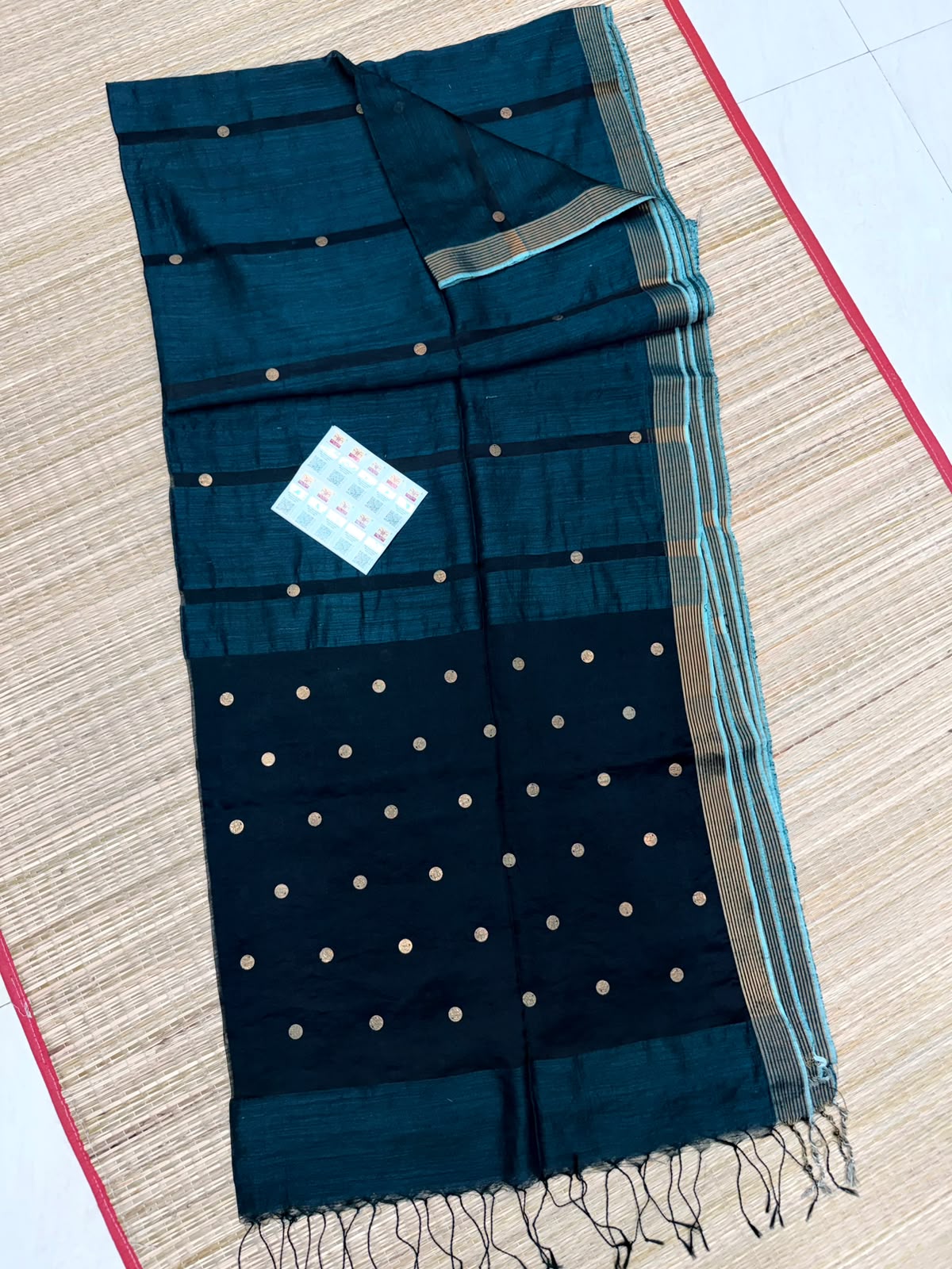 *Item Nam*- Authentic Pure Matka Handloom Silk Mark. Certified Jamdani
*with Government Silk Mark Tag*
*Metirials*- Reshom Matka
*BP*- Running