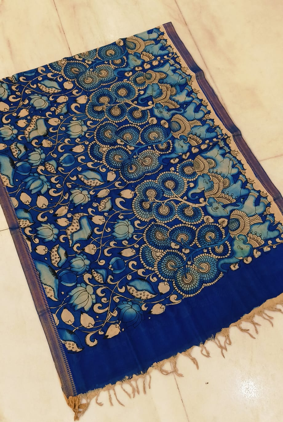 *Mangagiri silk duppatas*
*Pen kalamkari*
*Hand drawn hand painted*
*Length 2.25 mtr*
*Width: 36 inch*