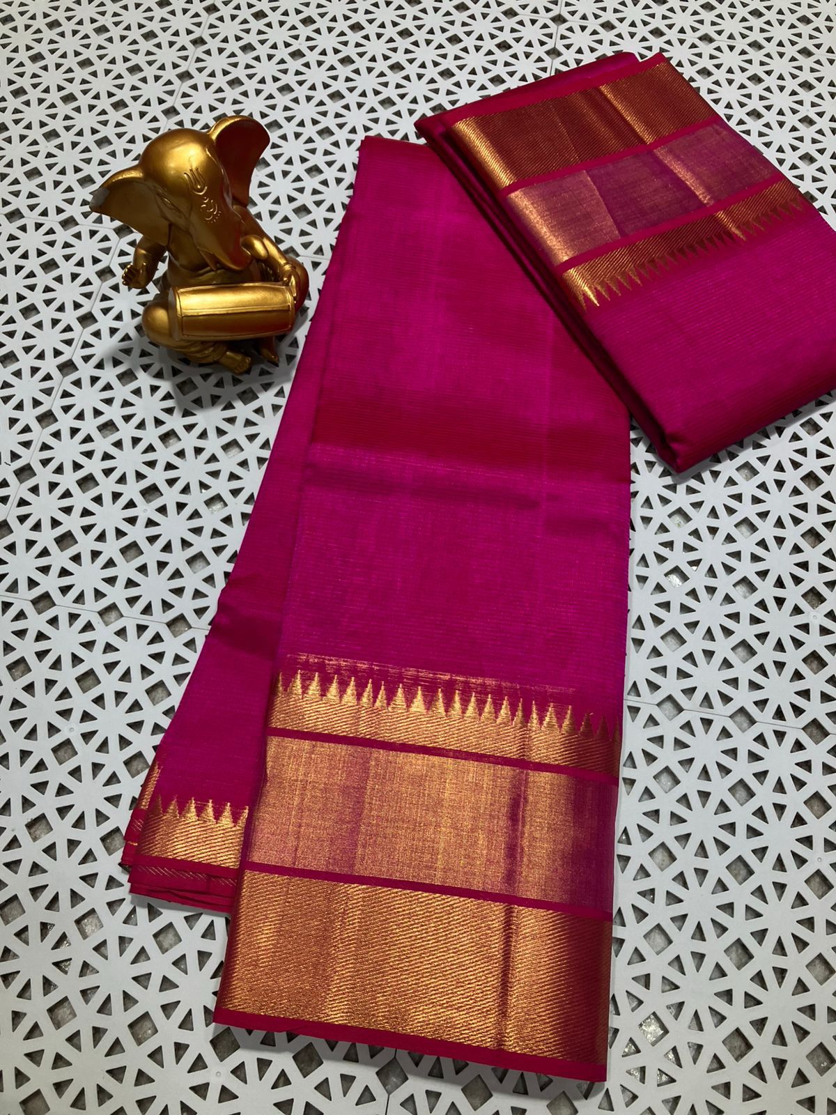 *Material*:Mangalagiri pure pattu by cotton
*Model*:250k jari border plain pure pattu sarees
Running pallu and blouse