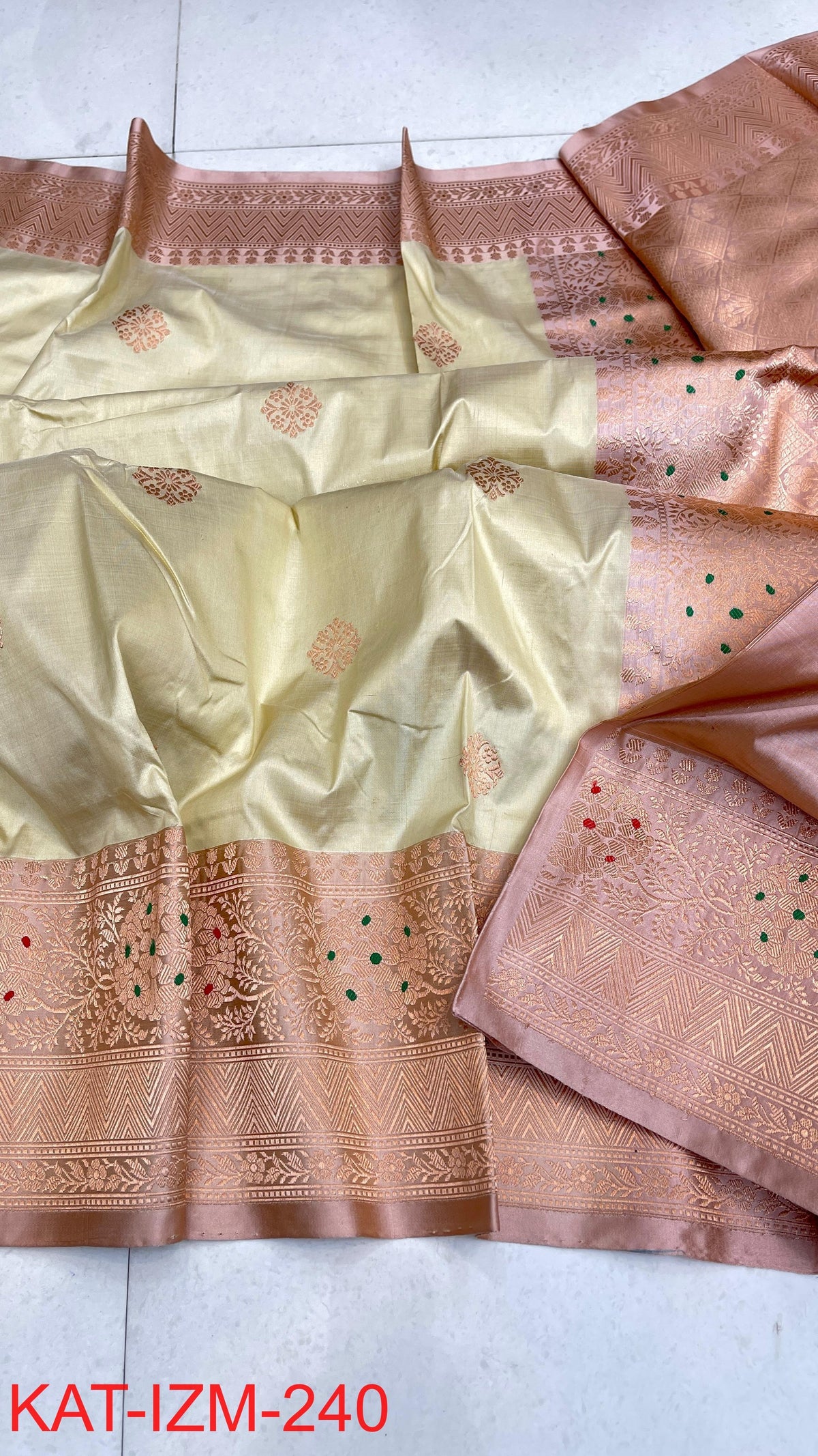 Pure Handloom banarasi KATAN **Checks +Meenakari* SAREE
*KATAN Checks + Meenakari*
Silk Sarees with antique Jari
*Rich Pallu
* Blouse with Border
* Smooth & Soft Fabric