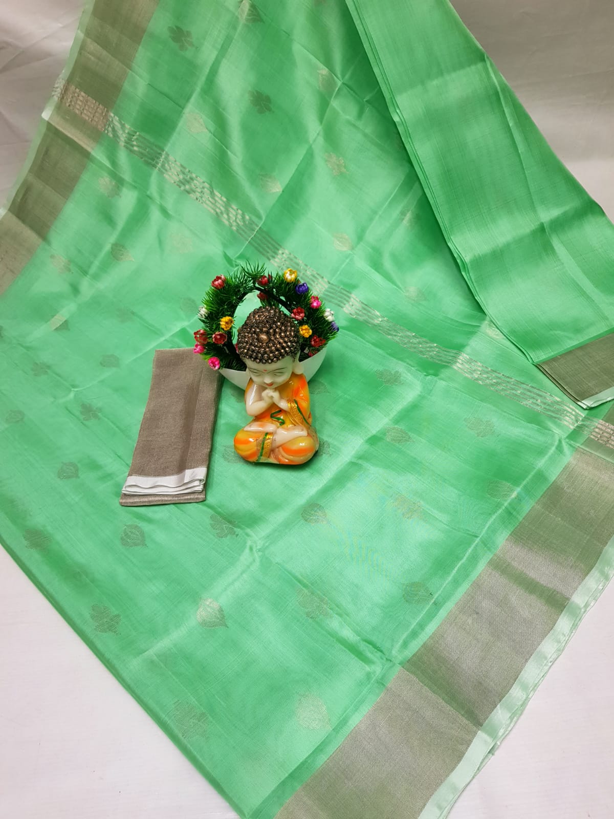 🌹uppada pattu🌹 💐 🌹 Dollar buta sarees 🌹💐
🌹Good quality 💐👌👌👌
Fabric: uppada pattu/pattu 💐💐