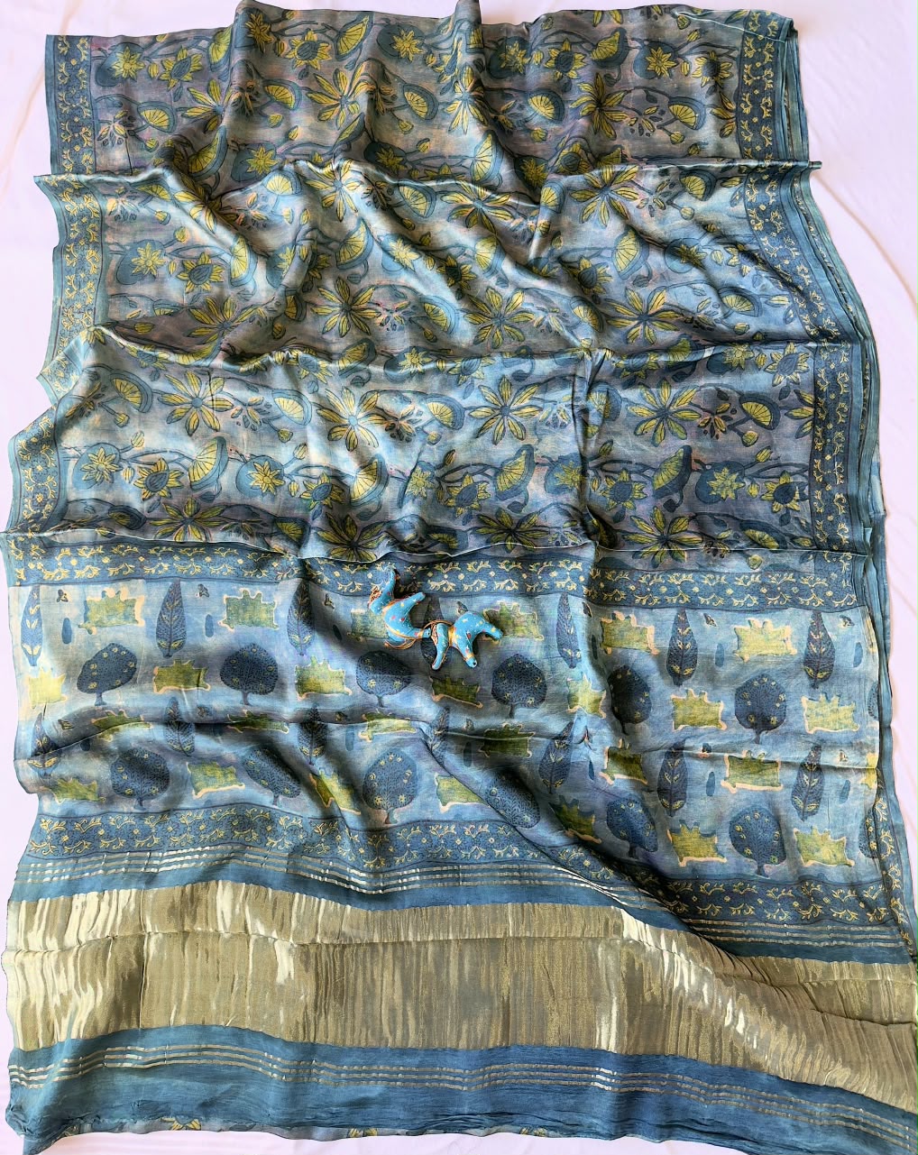 Expo quality *Pure 100% LAGDI PATTA MODAL Gajji Silk Saree*
Bagru handblock print
Ajrakh print & Rapid print
Print detail's
*Ayurveda Redefined Anar chilka*
*Nashpal dye Ajrakh print*
*Hand Block & dabu print*
Use only natural
(Pomegranate peel)
With beautiful printed blouse
Saree length:- 6.5m with blouse 👚
Premium quality