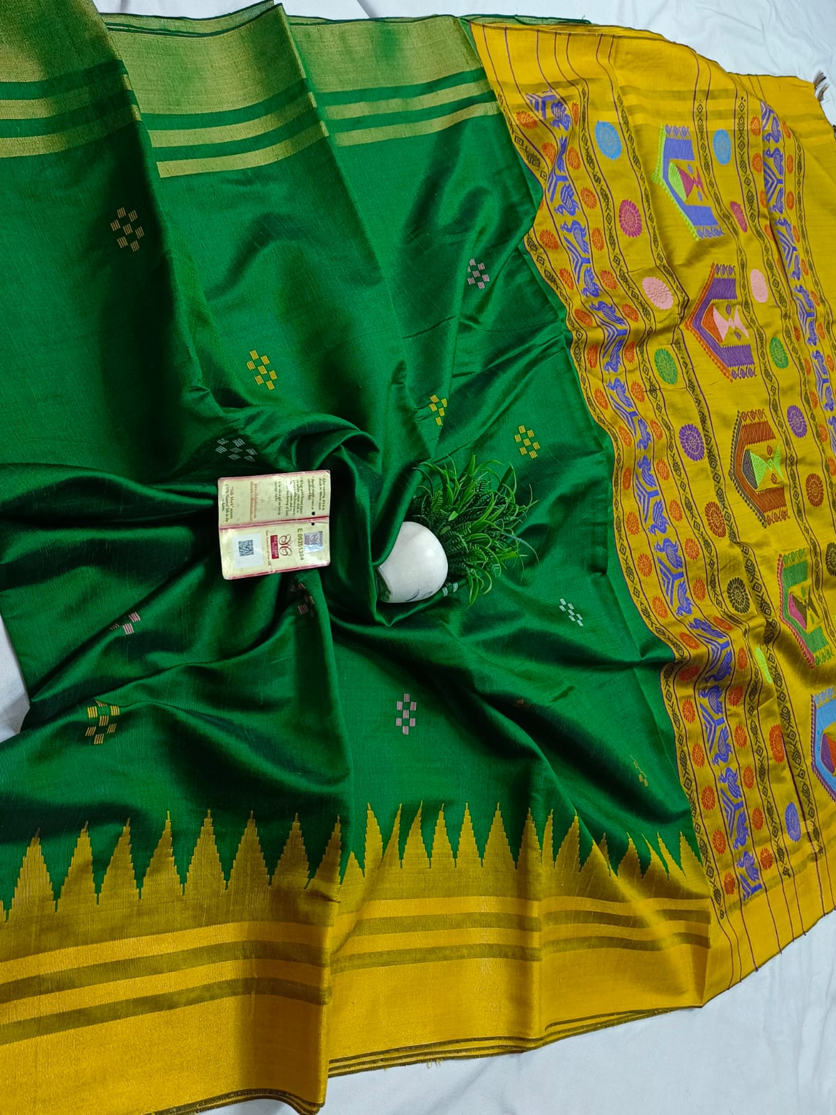 *Pure raw silk handloom temple border dolabedi pallu saree with contrast blouse*