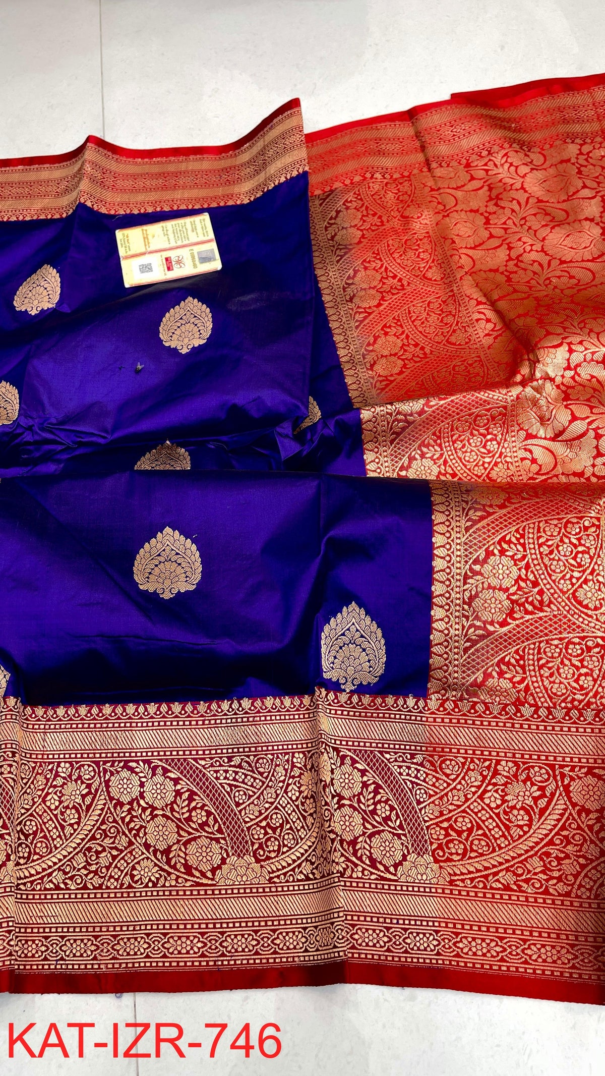 Pure Handloom banarasi KATAN **Checks +Meenakari* SAREE
*KATAN Checks + Meenakari*
Silk Sarees with antique Jari
*Rich Pallu
* Blouse with Border
* Smooth & Soft Fabric with silkmark certificate