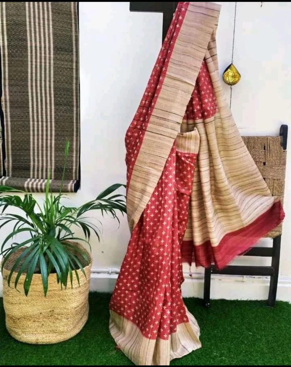 🪴New Design Of Tussar By Ghicha Screen Print Silk Saree
All Saree Comes R Matching
Saree. Colour Tassels.
Hand Loom. Saree ..
Running Blouse..Pc ( Saree's Colour)
💯% Silk Saree Comes.With Silk Mark Certificate (Tag)
Quality 💯% Assured