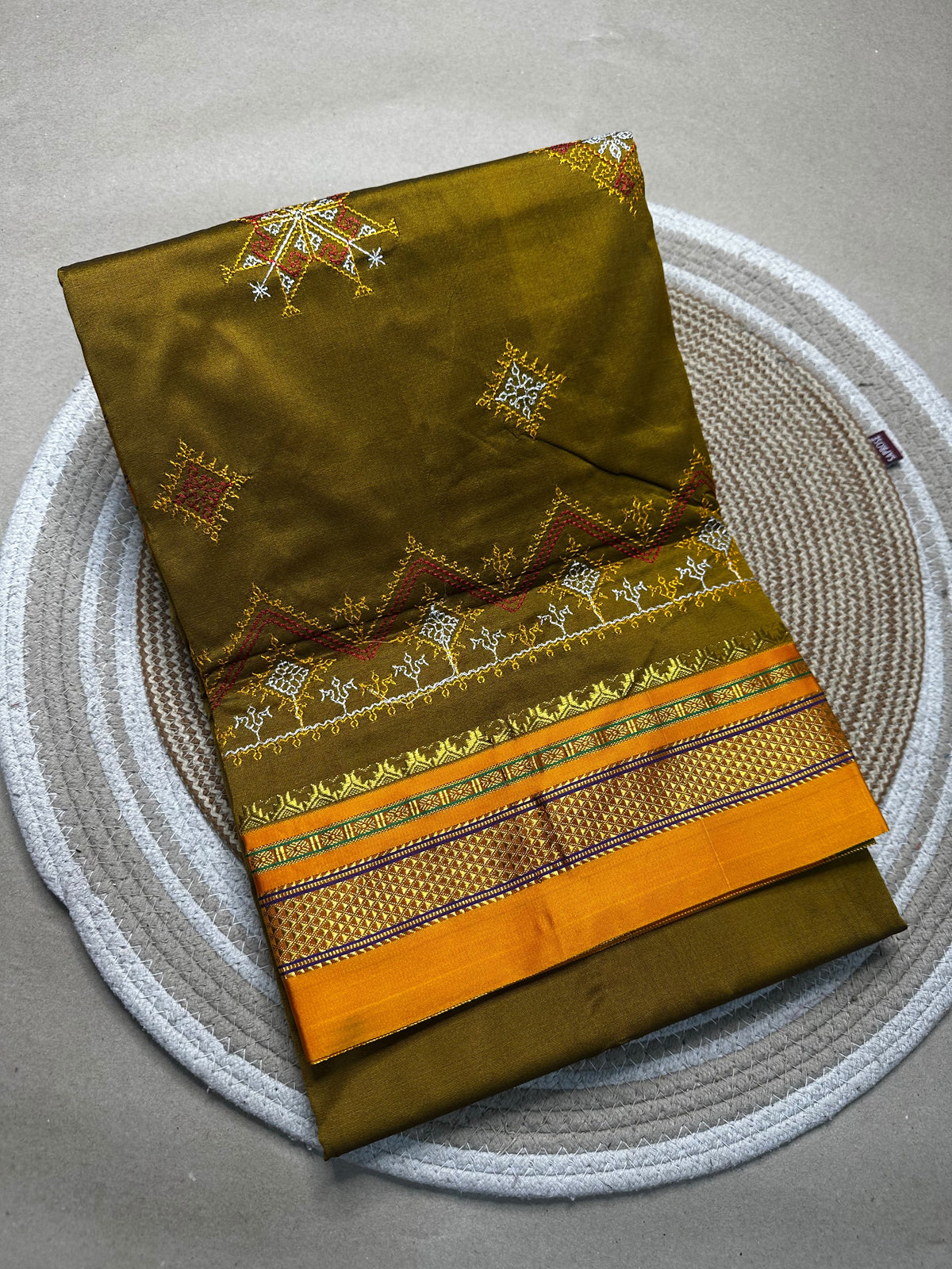 Material - shiny Maserised blended blended silk
Border - chikki paras
Saree Name -ilkal special kasuti saree
Pallu -patti pallu
Blouse -running
Handloom -no
Saree length- 6.2
