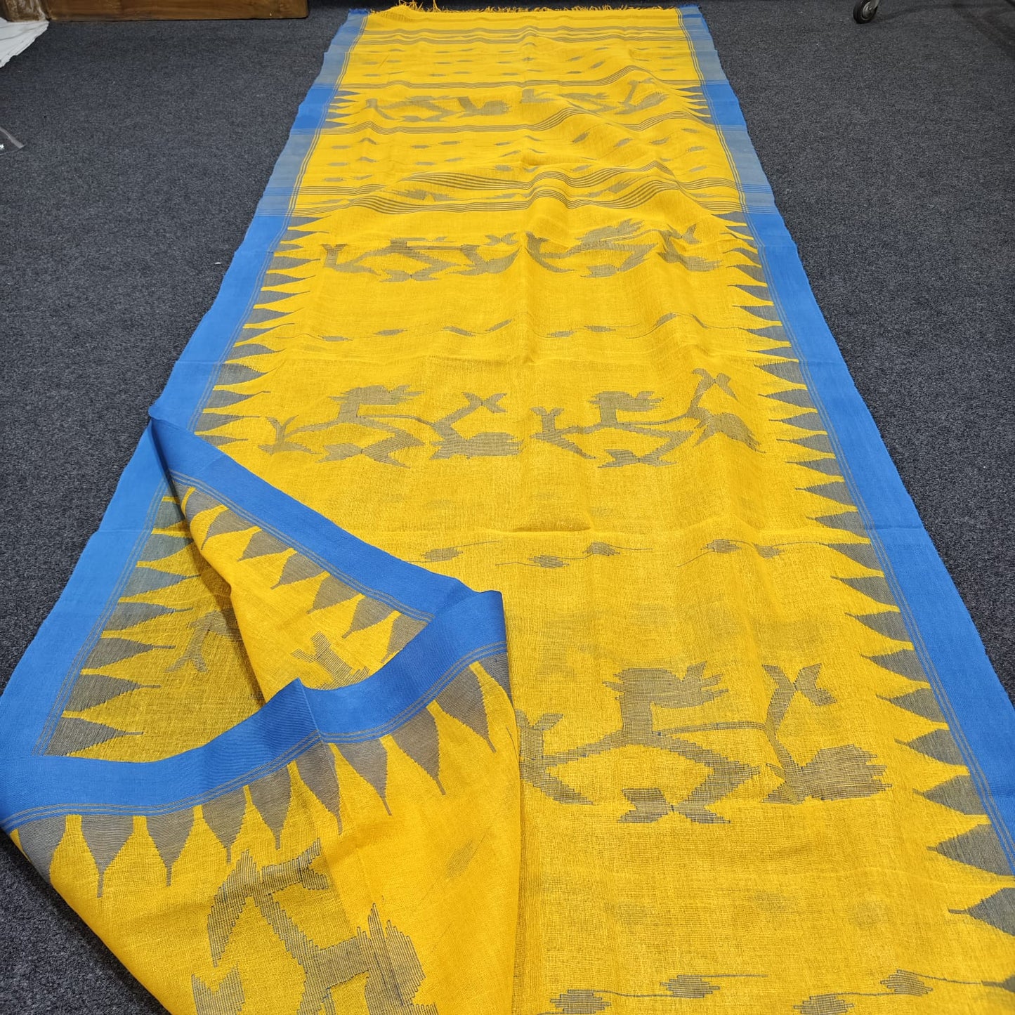 Authentic handloom
monipuri cotton saree
With bp