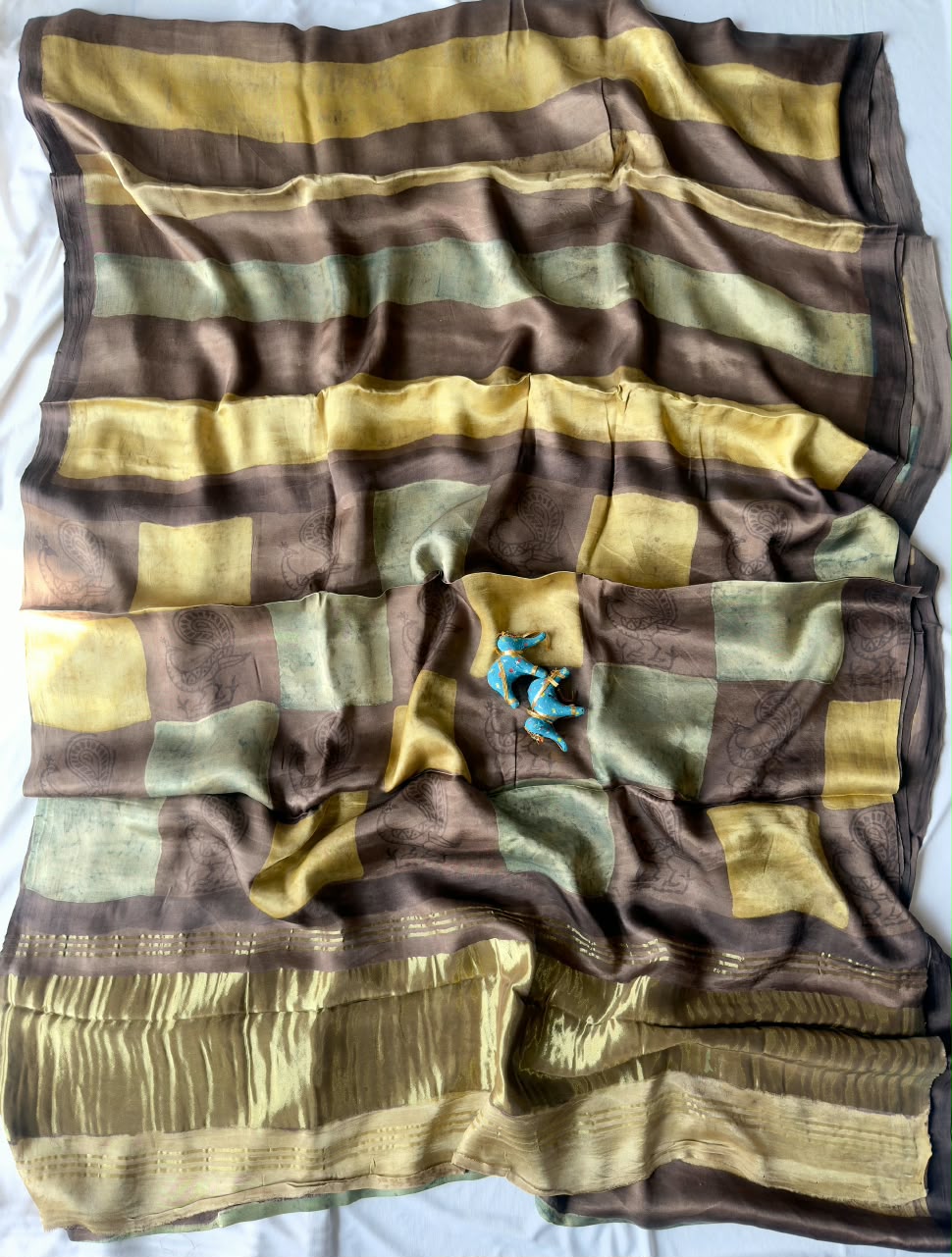Expo quality *Pure 100% LAGDI PATTA MODAL Gajji Silk Saree*
Bagru handblock print
Ajrakh print & Rapid print
Print detail's
*Ayurveda Redefined Anar chilka*
*Nashpal dye Ajrakh print*
*Hand Block & dabu print*
Use only natural
(Pomegranate peel)
With beautiful printed blouse
Saree length:- 6.5m with blouse 👚
Premium quality
