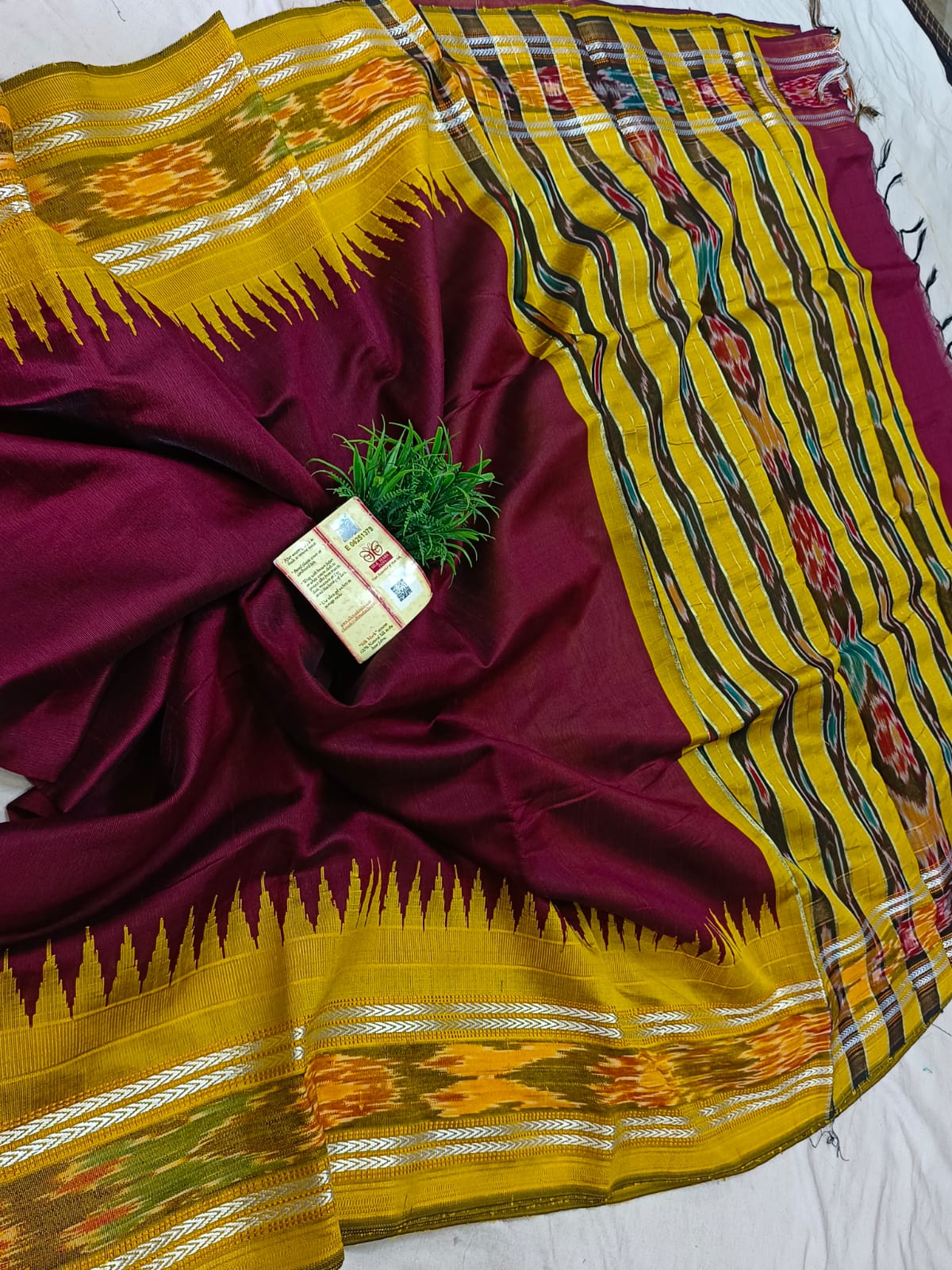 *Pure raw silk handloom Ikkat and vidarbha temple border saree with contrast blouse*
Pure raw silk saree
Silk mark certified
Handloom made
Best quality
Ready to despatch