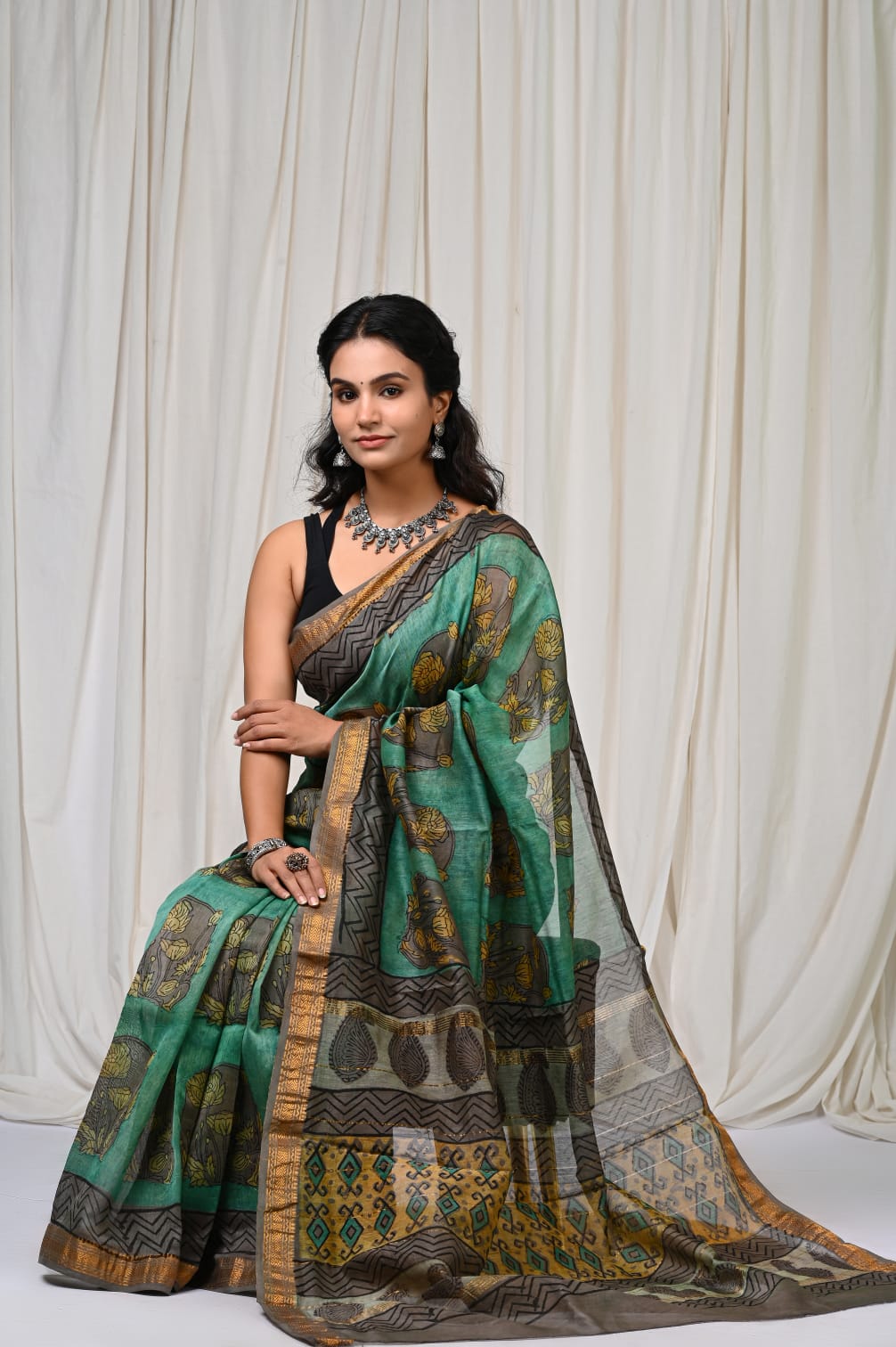 🍁new arrival🍁
Naspal pomegranate print
👌Maheswari silk saree👌
Hand block printed Maheswari silk sarees with blouse
Size- 6.5 with blouse
Quality- silk by silk
Approx weight- 470 gram
👉Pure hand block