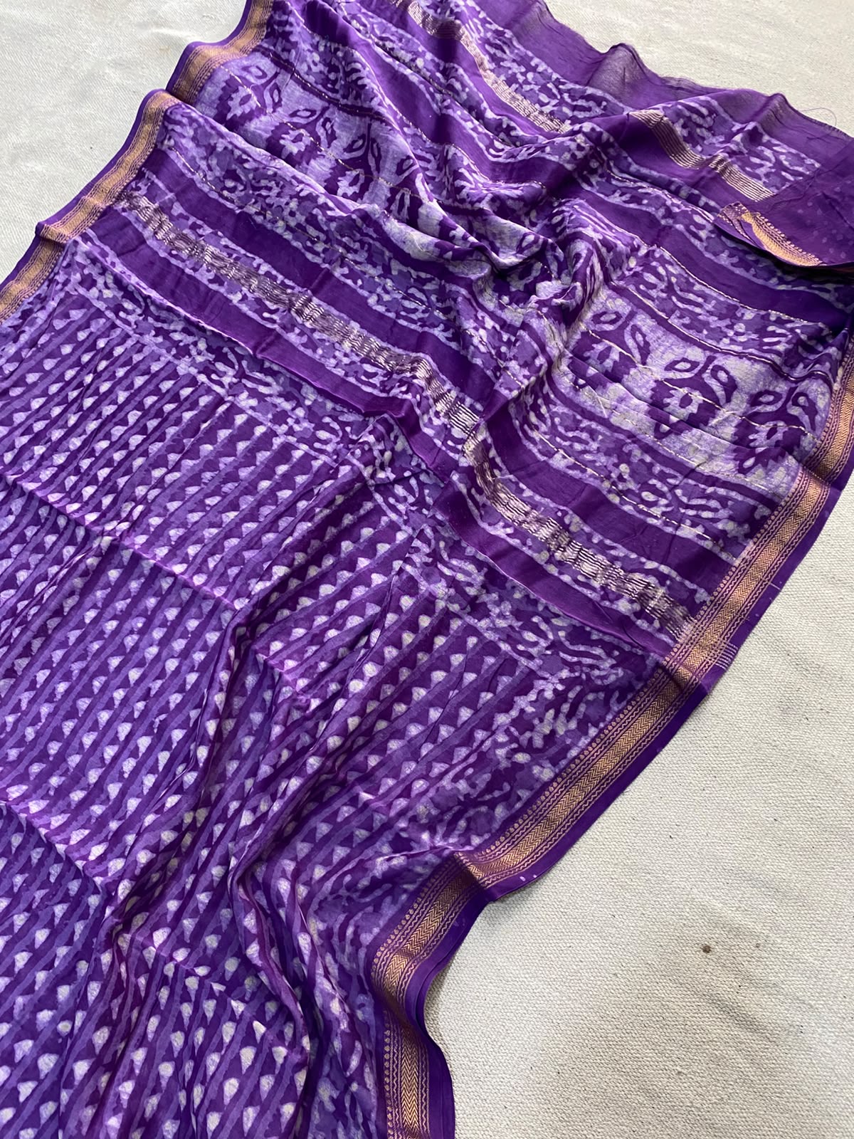 Let’s Wear #ethicallymade✅
🍁Beautifully Crafted Maheshwari Silk Saree collection🍁
Specially Designed in Bagru jahota rapid dabu hand block print
100% Natural Dye
Fabric : Maheshwari Silk
Length : 5.5 Meters
Blouse Piece : 0.90 Meter