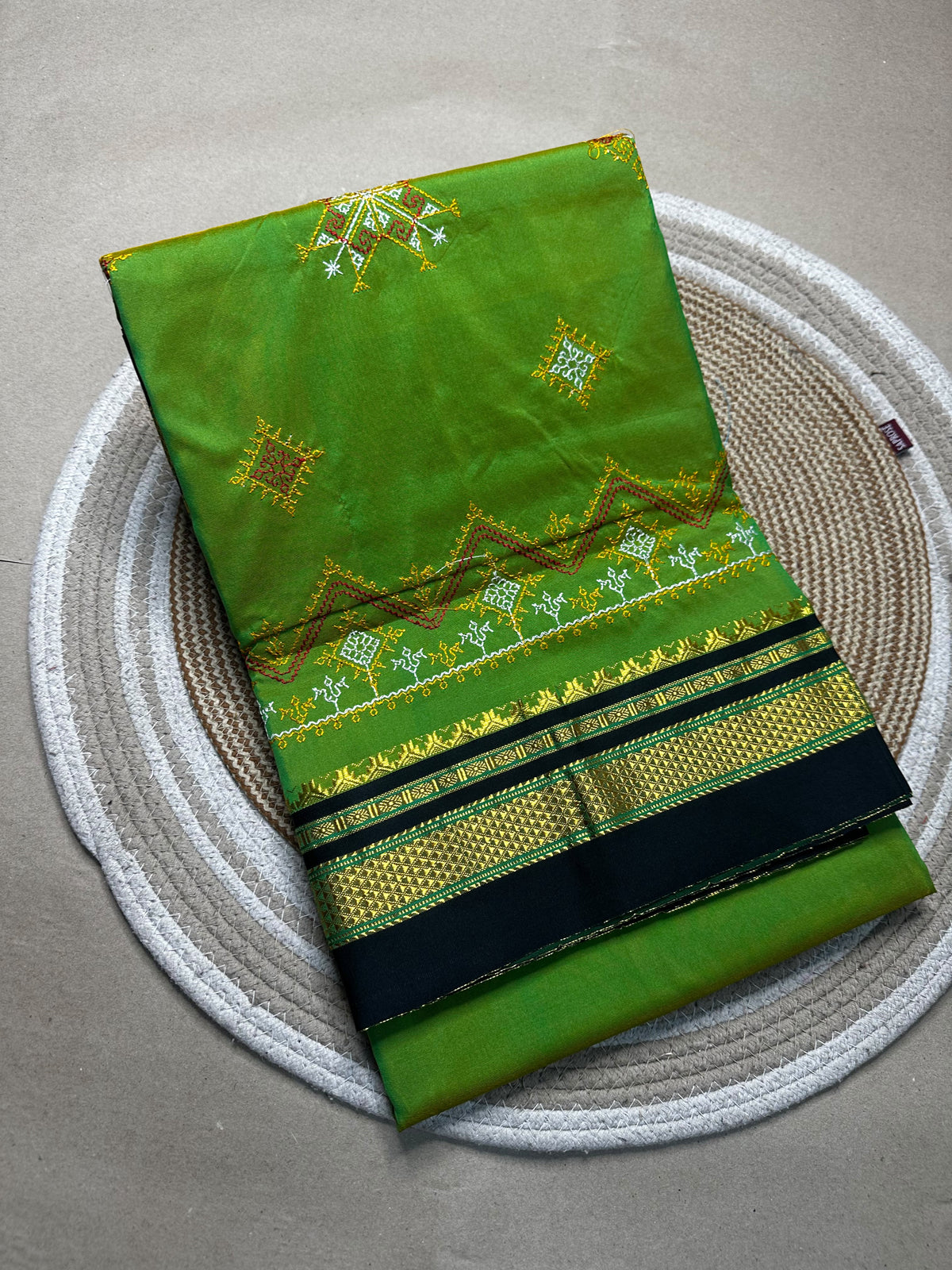 Material - shiny Maserised blended blended silk
Border - chikki paras
Saree Name -ilkal special kasuti saree
Pallu -patti pallu
Blouse -running
Handloom -no
Saree length- 6.2