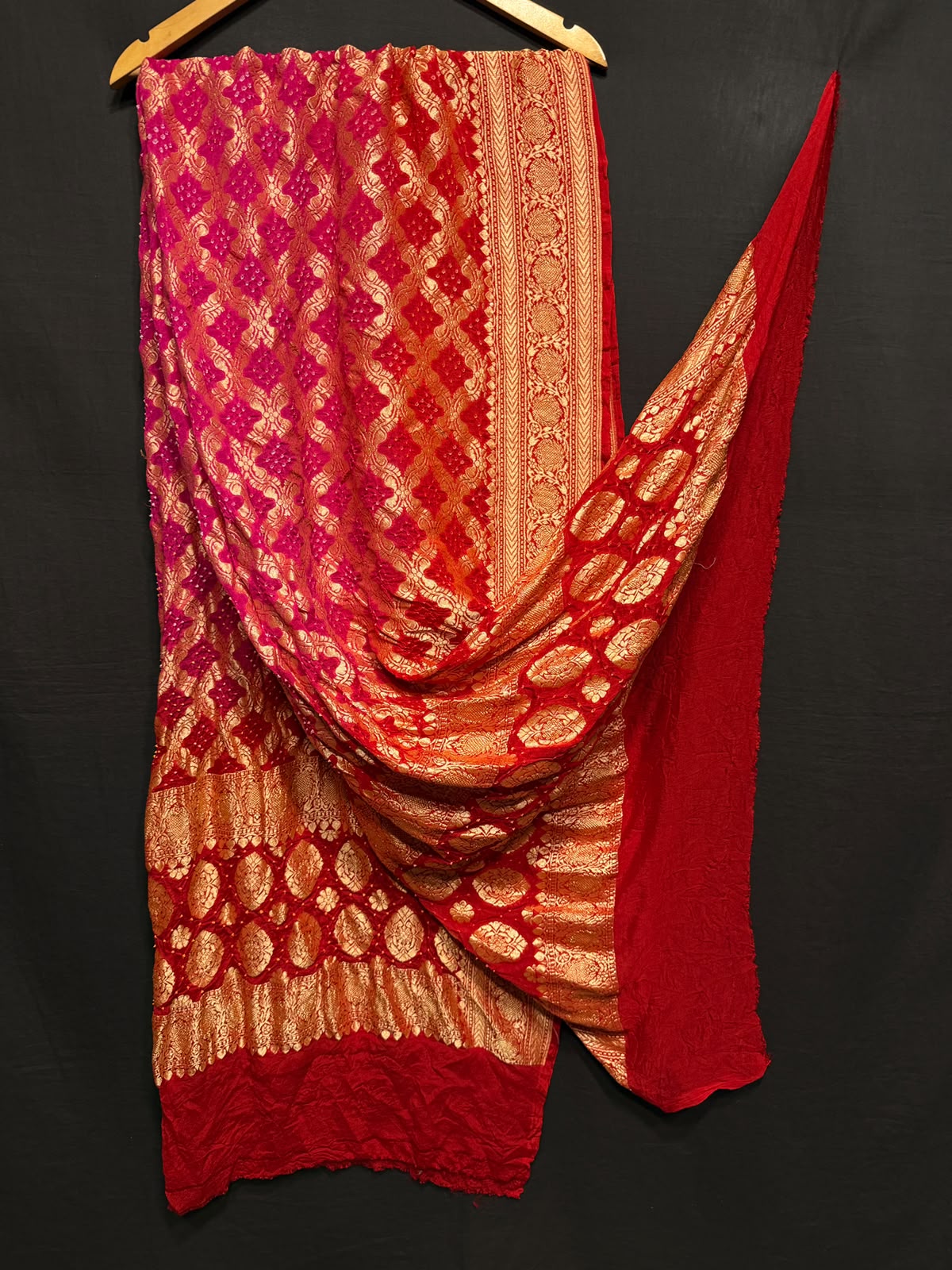 **Nim Zari Bandhej Dupatta**
- **Fabric:** handwoven Georgette
- **Design:** Beautiful Bandhej, Real Nimzari
- **Quality:** Best quality & colour
- ** colour:** pastel & Dark
**Description:**
- **Length:** 2.50 meters, full length
- **Use:** Dress & Lehenga Choli Dupatta